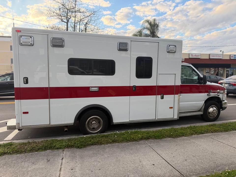 2018 PL-Custom Ford Type III Ambulance - image 5