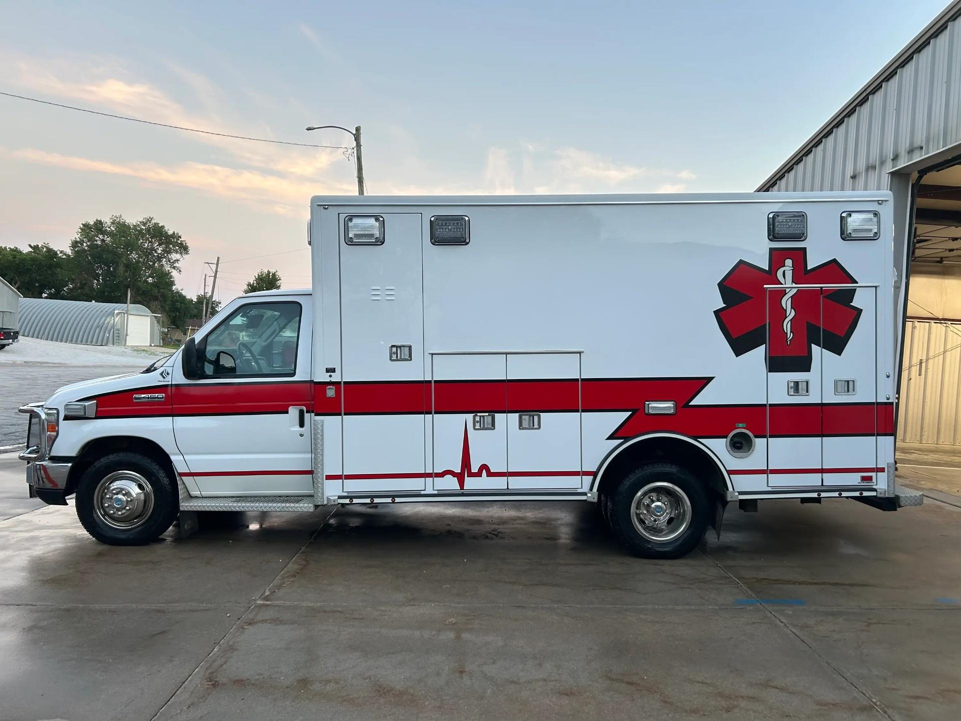 2012 Road Rescue Ford Type III Ambulance - image 3