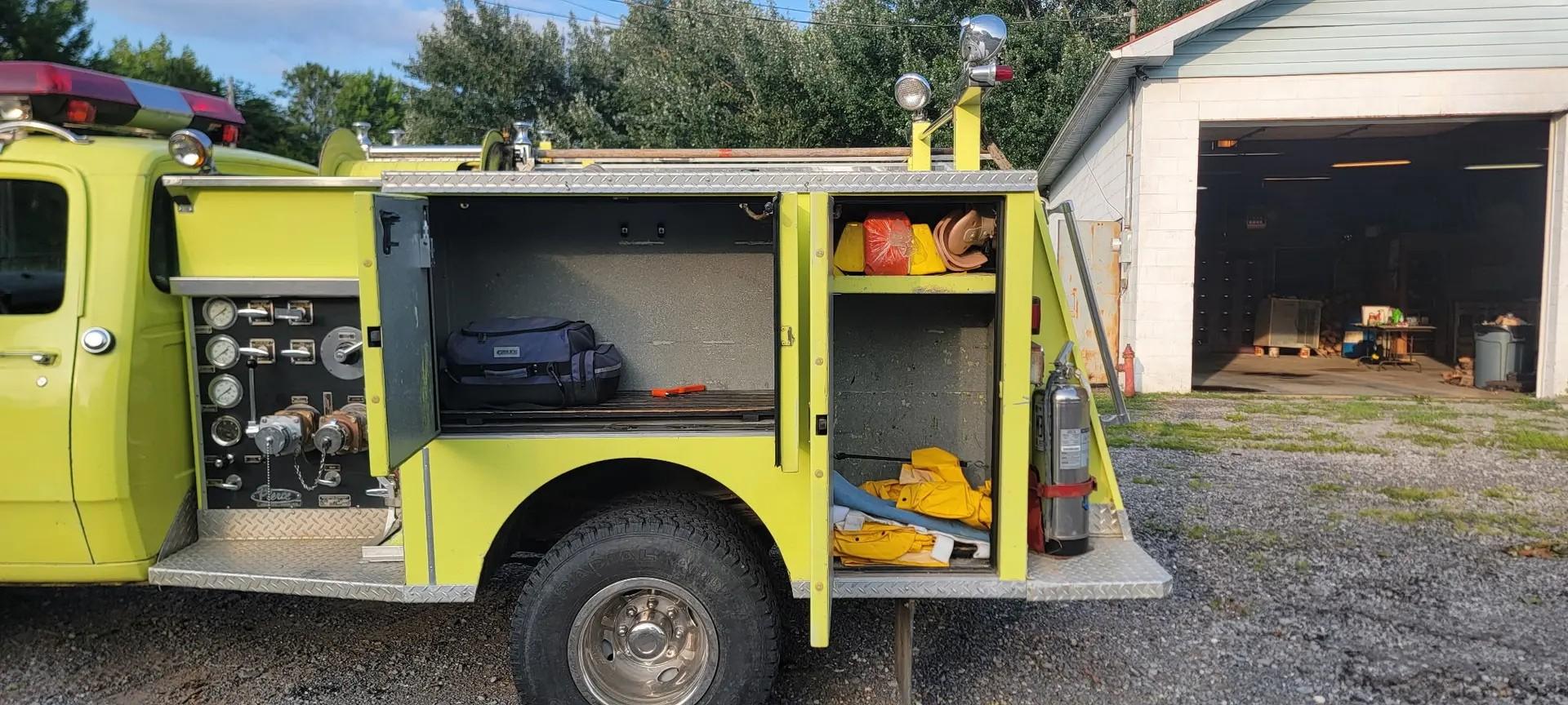 1976 E-One Dodge 4x4 Mini Pumper - image 8