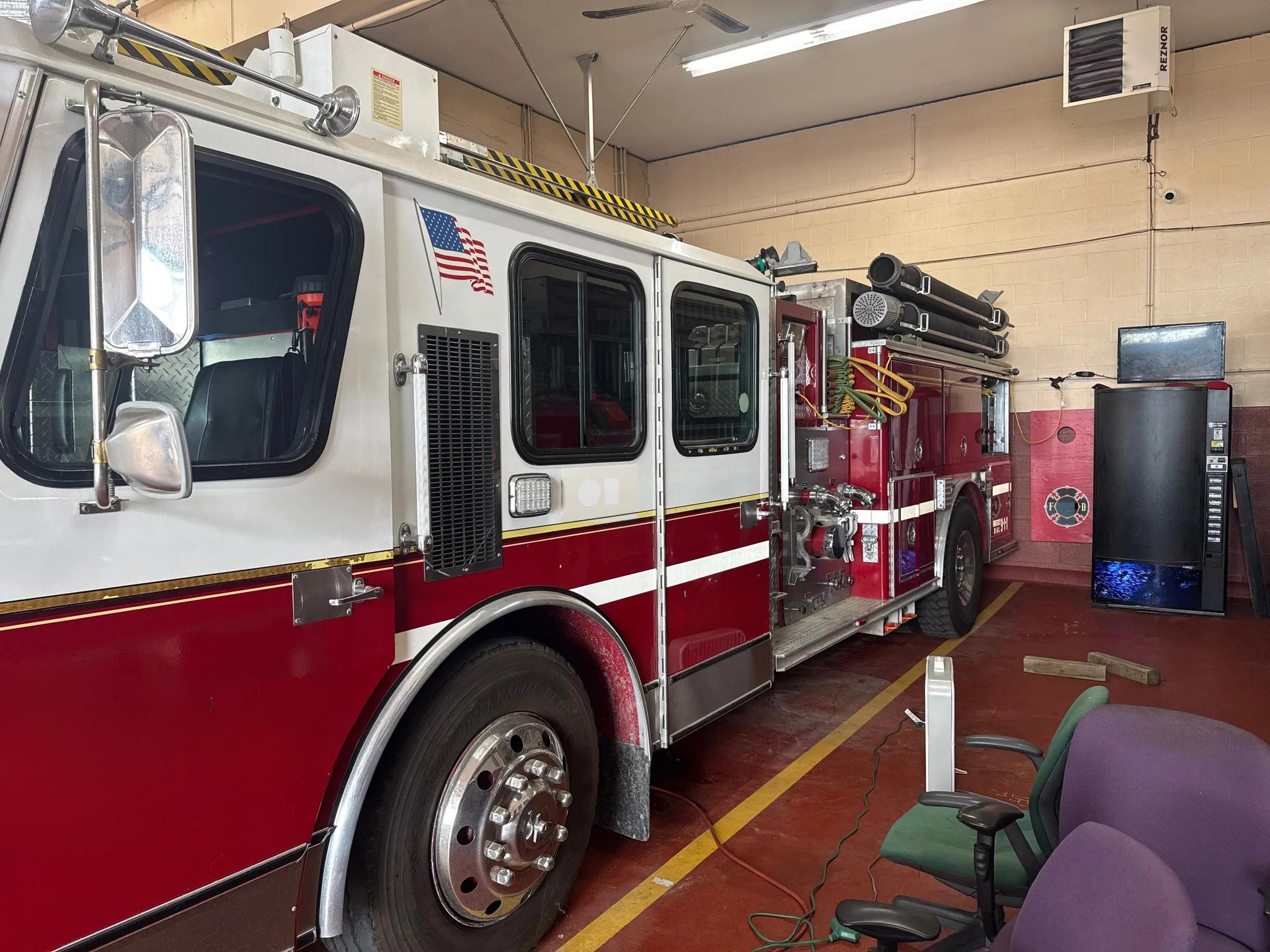 1988 E-One Pumper - image 2