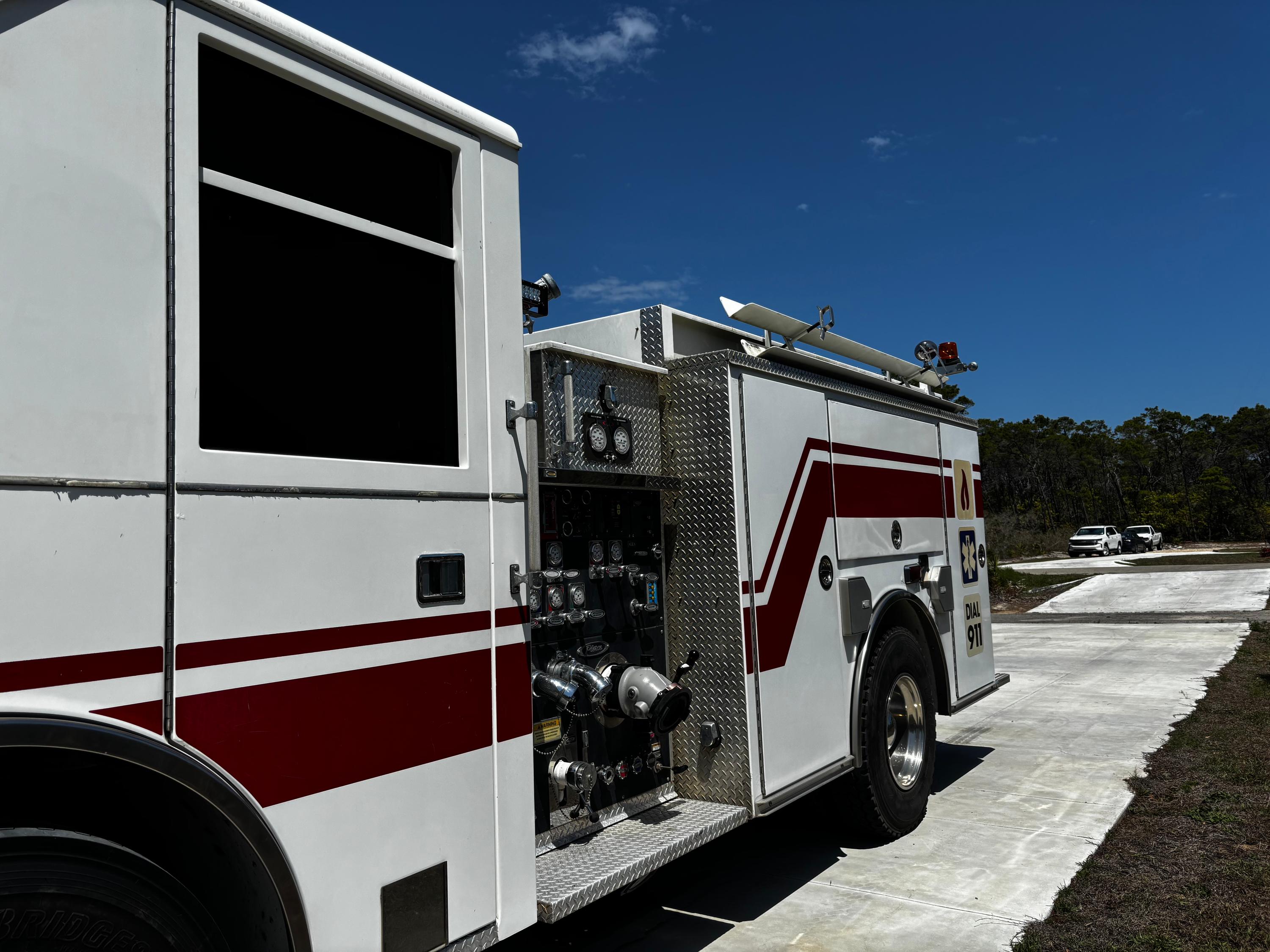 2004 Pierce Contender Pumper - image 2