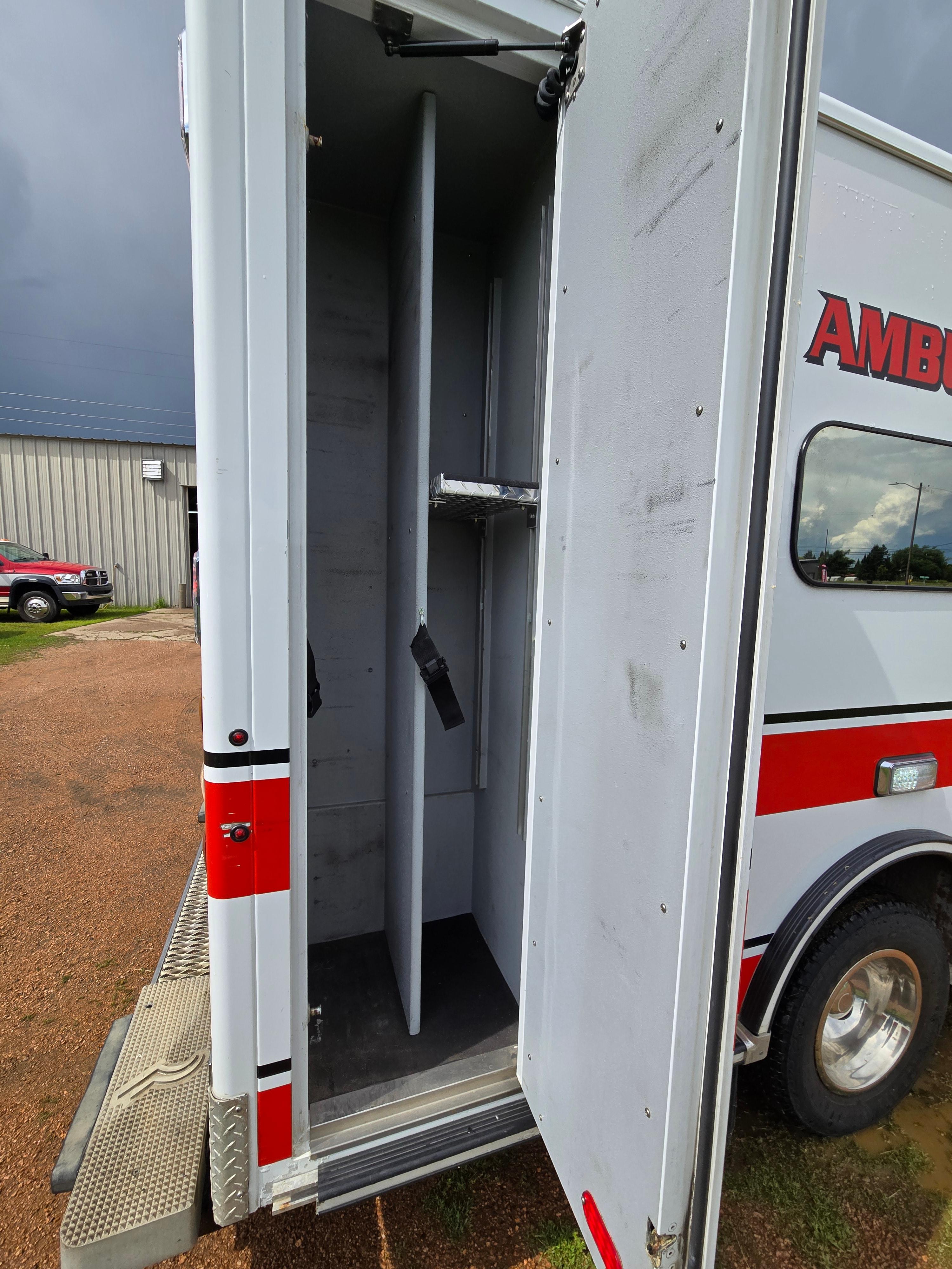 2010 Road Rescue Ford Type III Ambulance - image 11