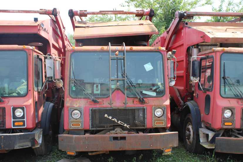 2006 Mack McNeilus Front Loader