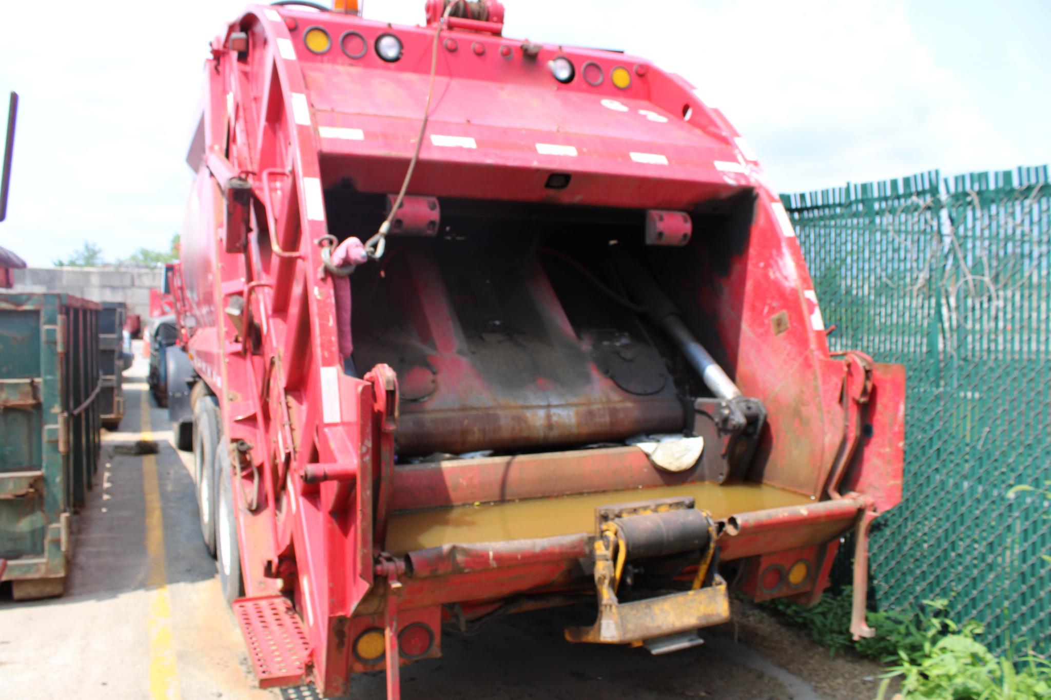2000 Mack McNeilus Rear Loader - image 5