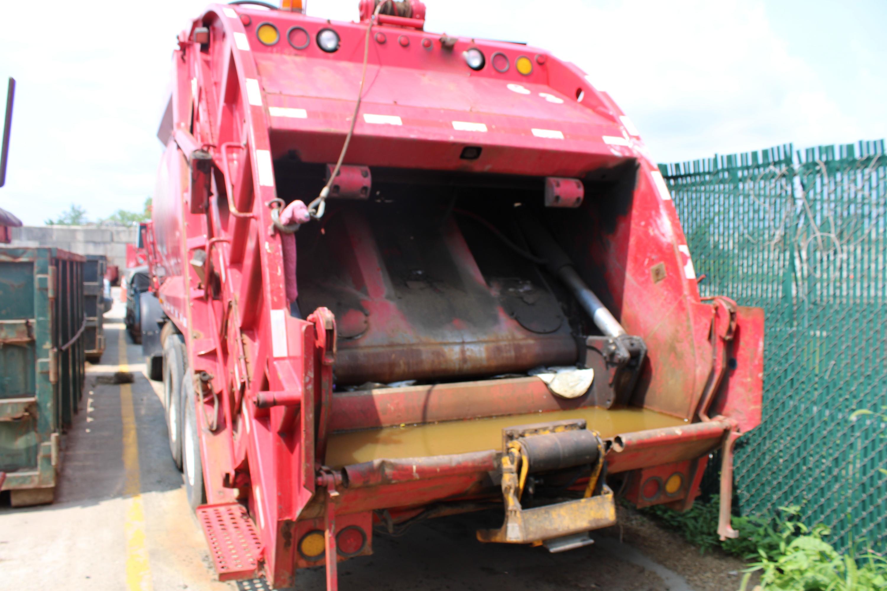 2000 Mack McNeilus Rear Loader - image 5