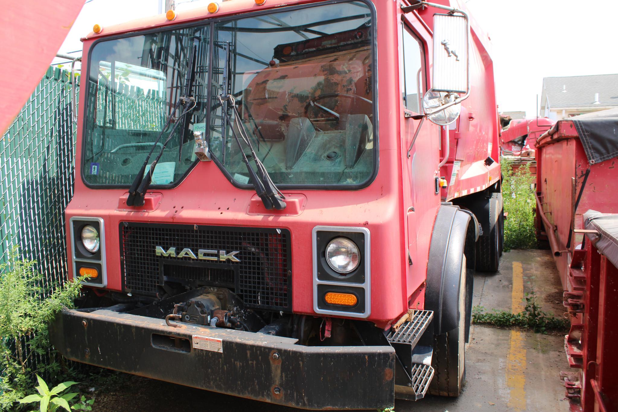 2000 Mack McNeilus Rear Loader - image 2