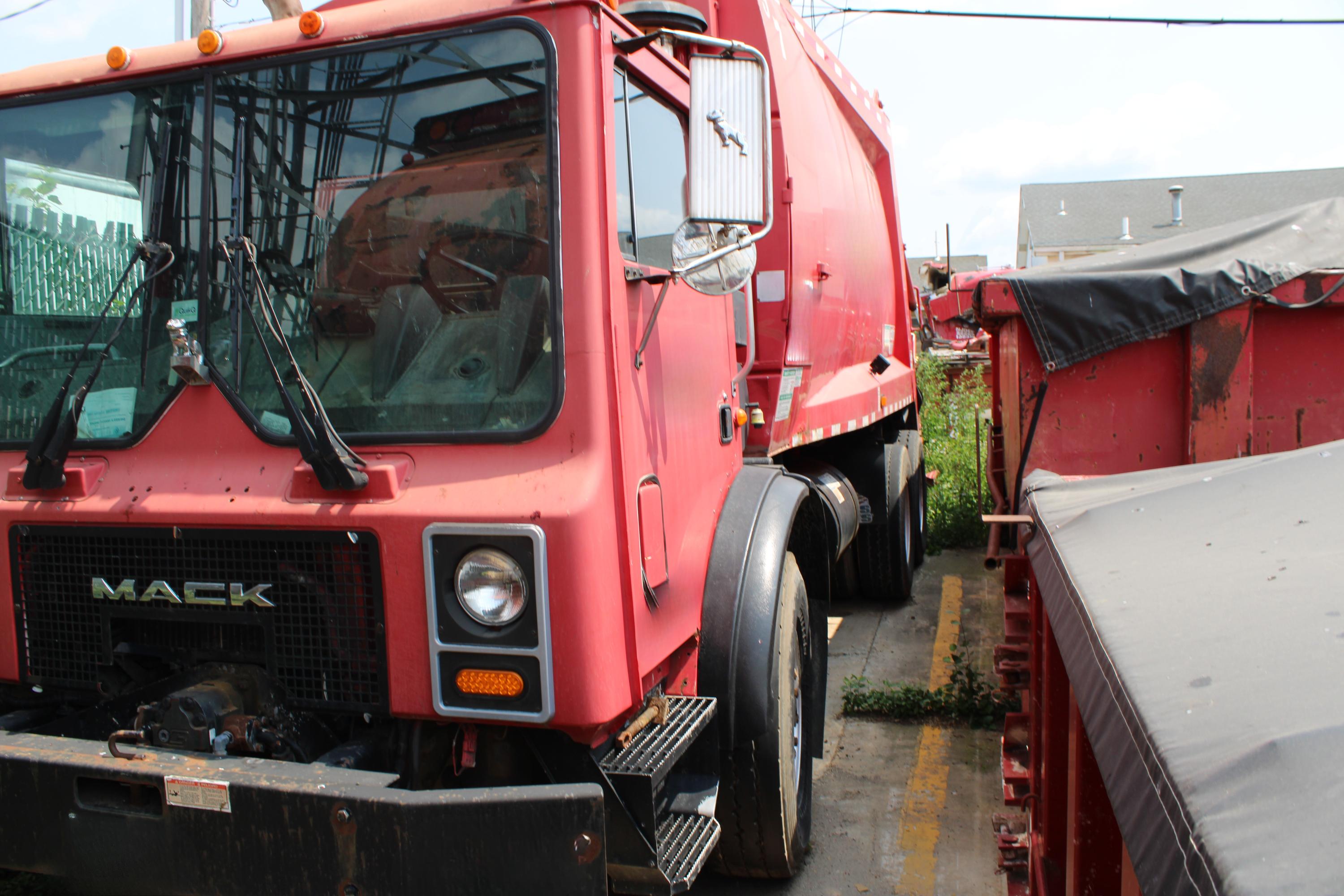 2000 Mack McNeilus Rear Loader - image 3