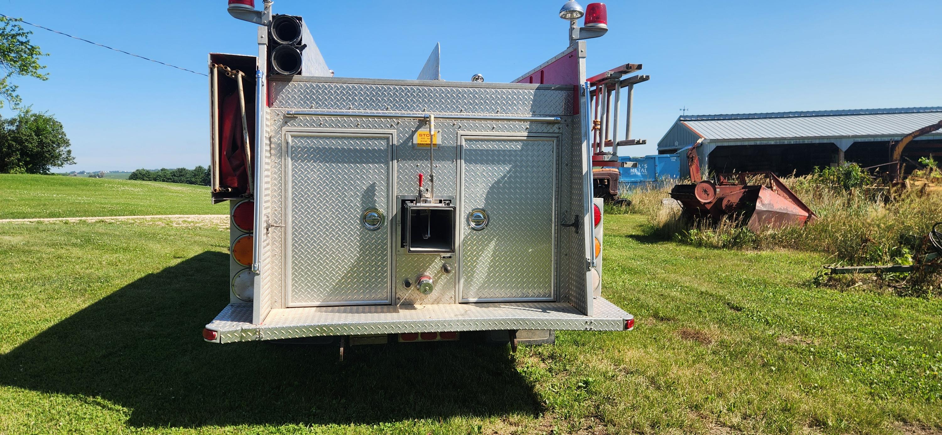 1987 Alexis Ford Pumper Tanker - image 4