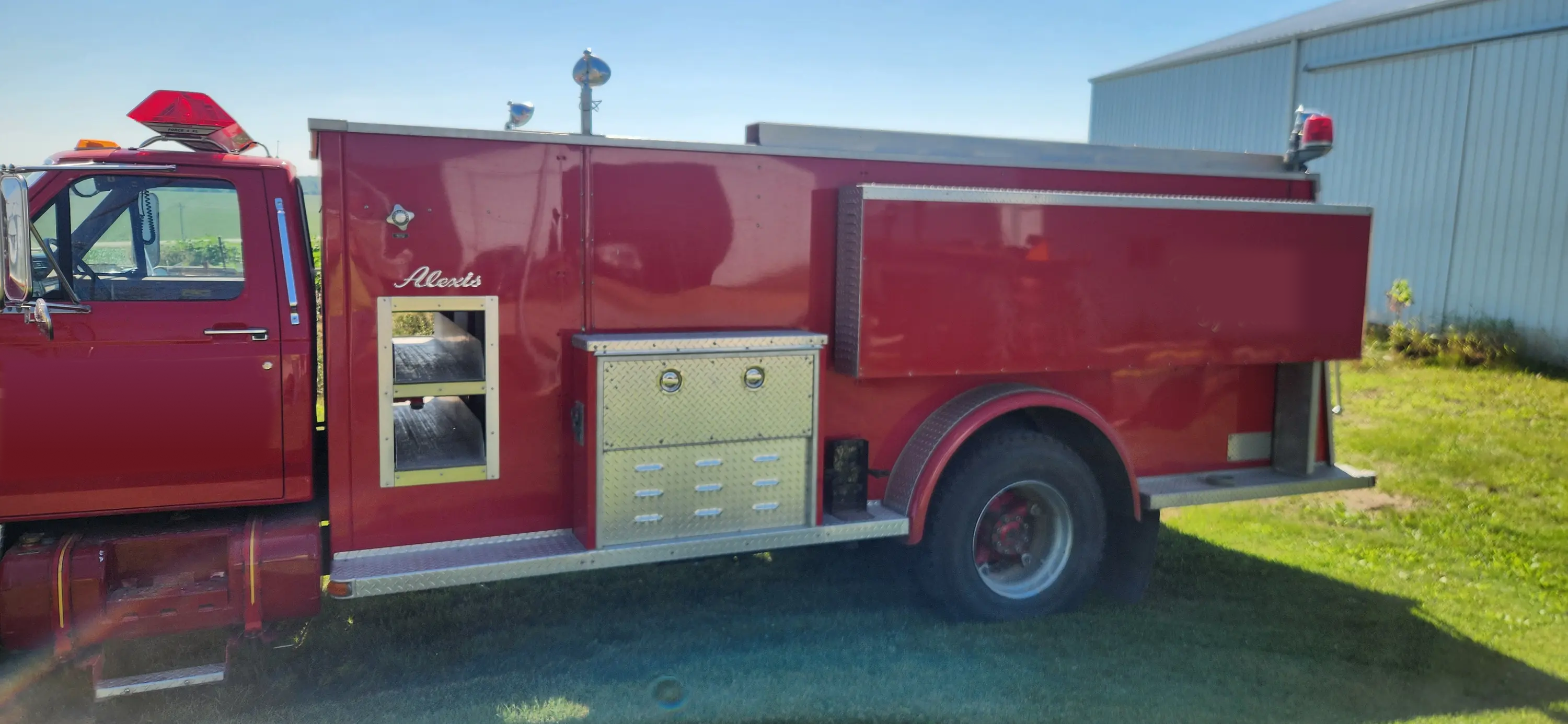 1987 Alexis Ford Pumper Tanker - image 2