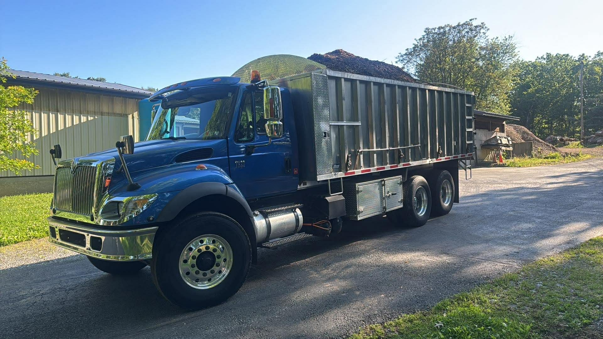 2007 International 7400 Dump Truck - image 2