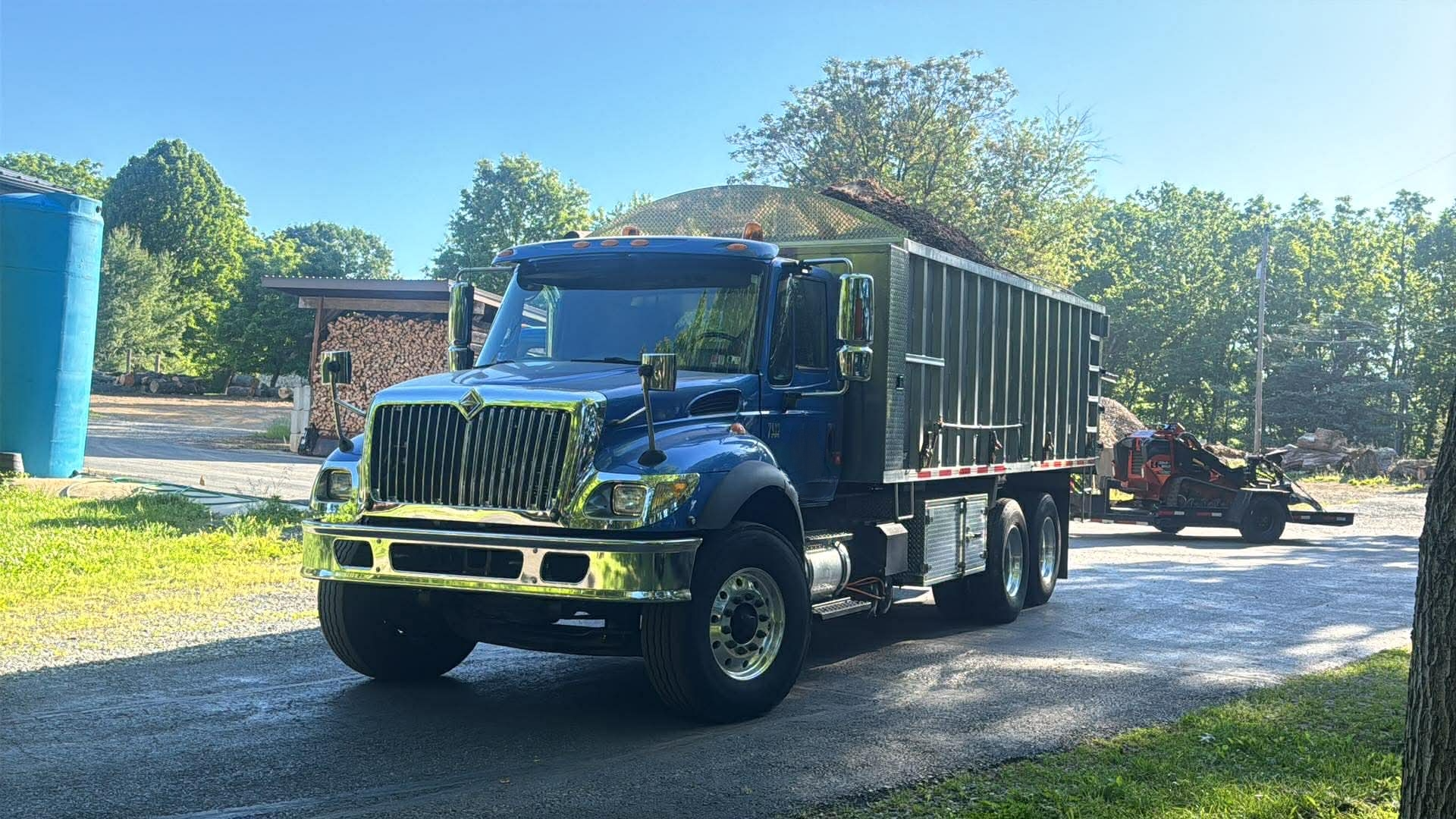 2007 International 7400 Dump Truck - image 1