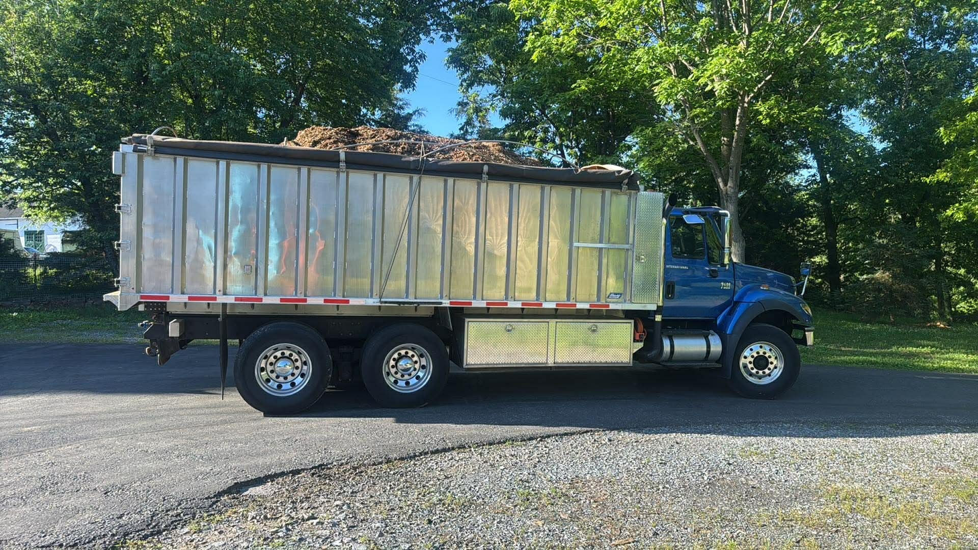 2007 International 7400 Dump Truck - image 3