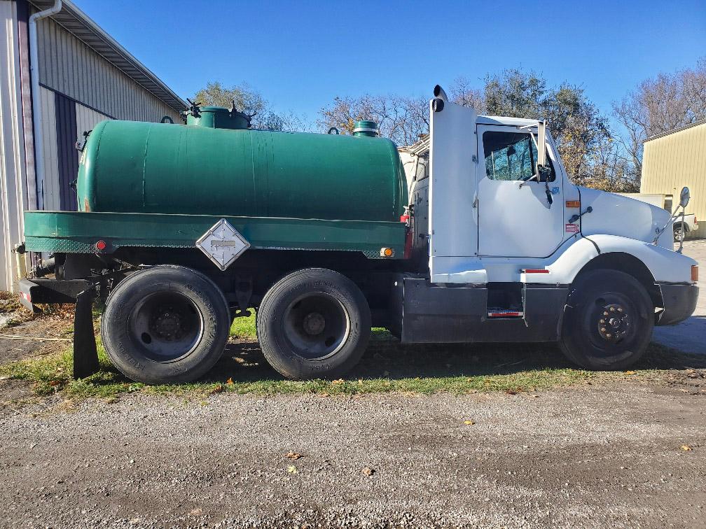 1990 International Lely Septic - image 3