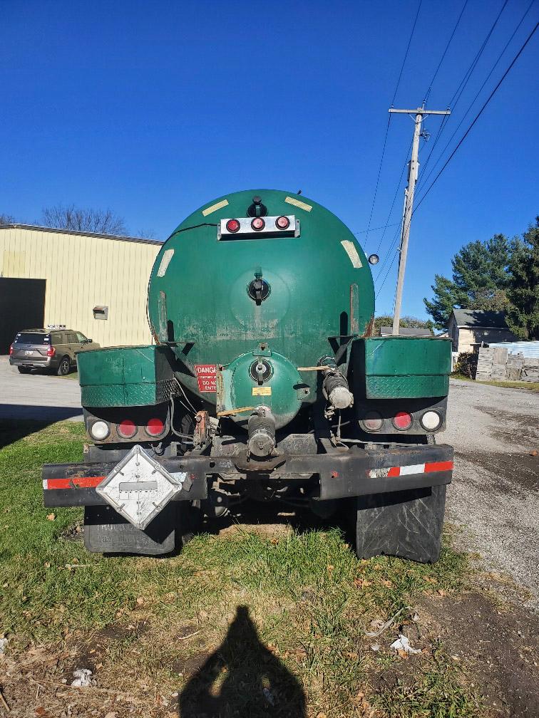 1990 International Lely Septic - image 8