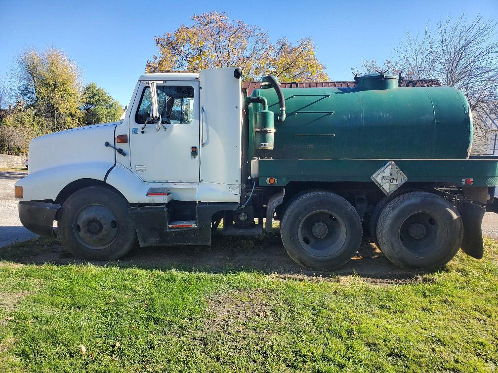 1990 International Lely Septic - image 1