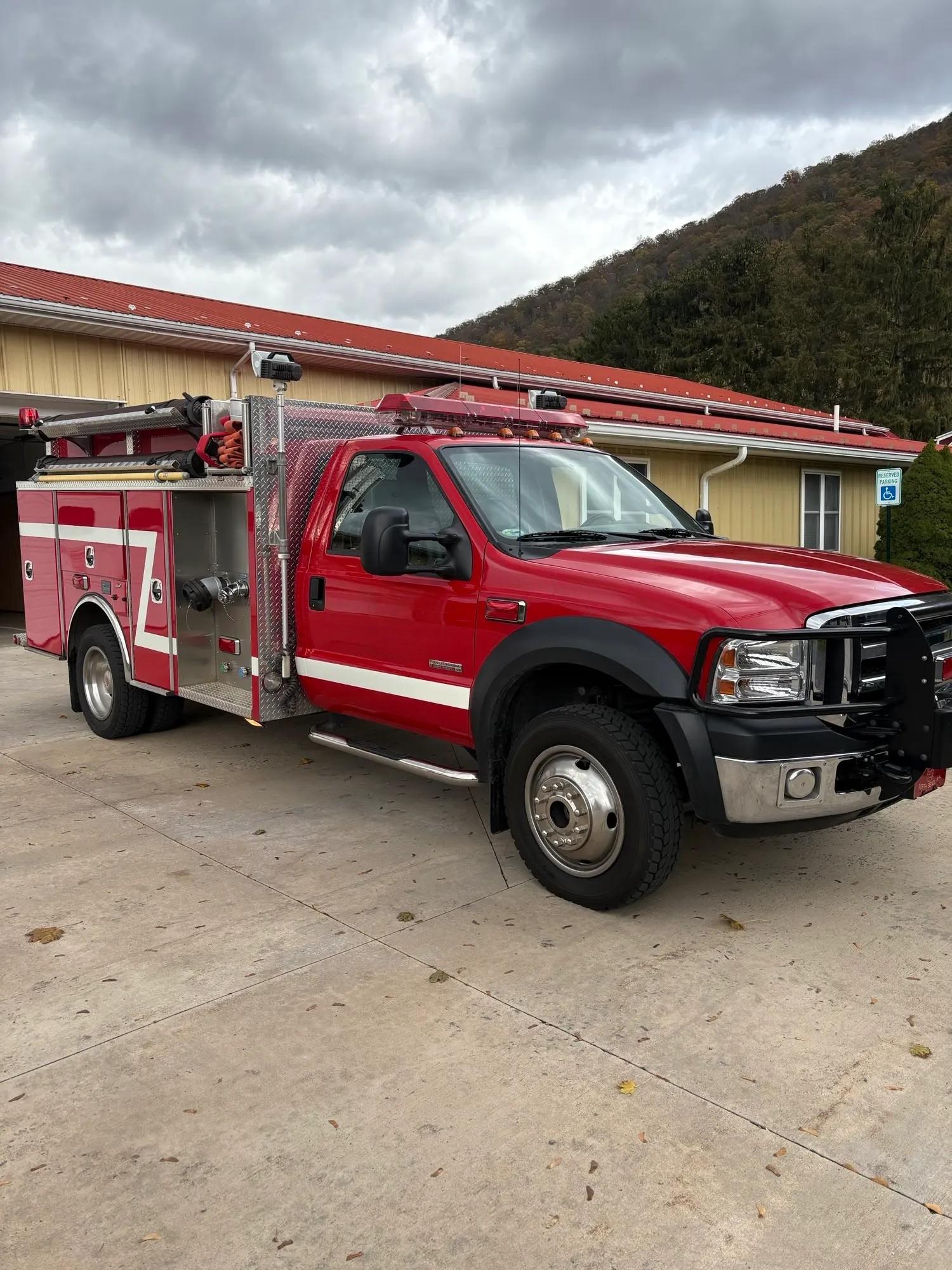 2005 4 Guys Ford Mini Pumper - image 1