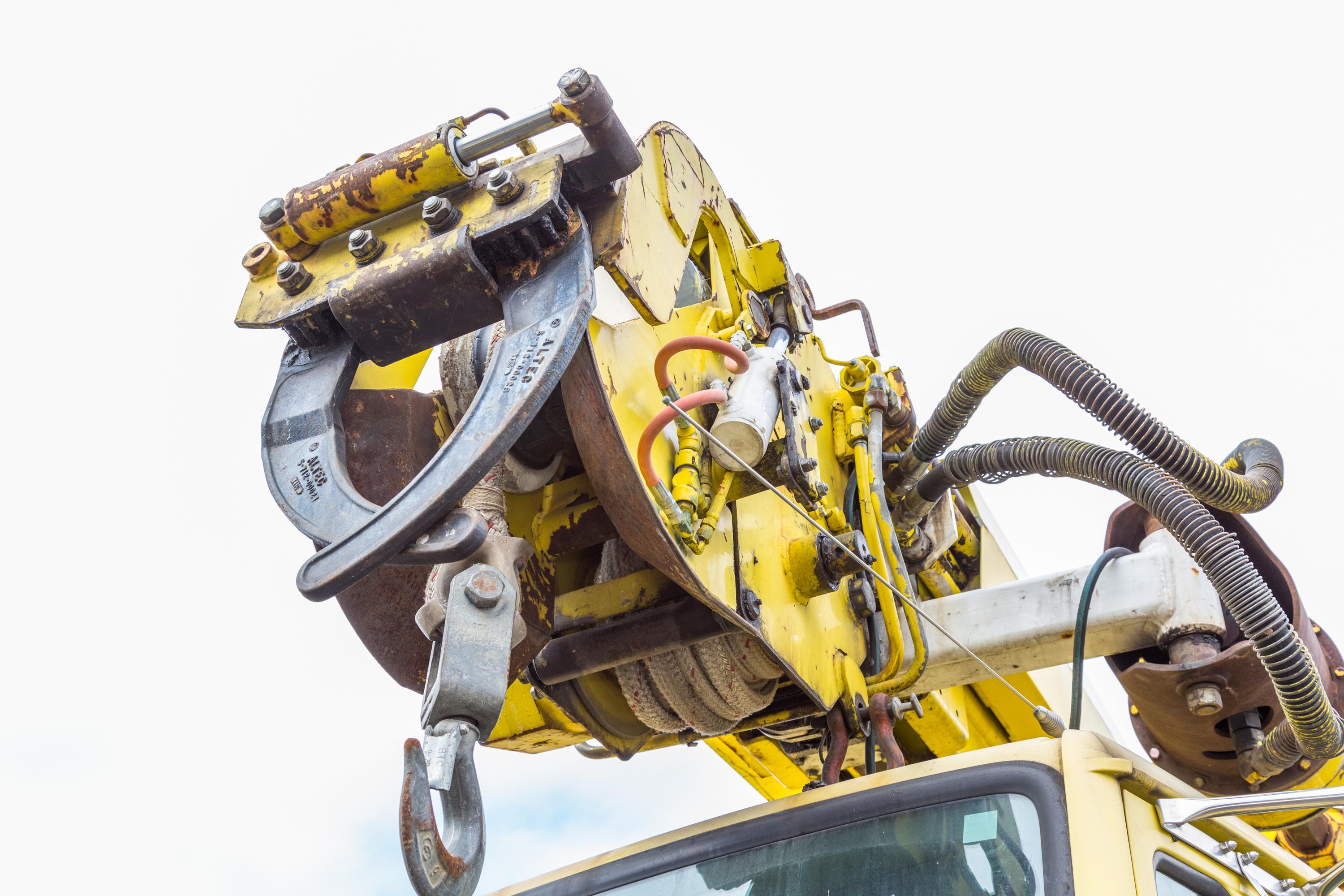 1999 Digger Derrick Truck - image 77