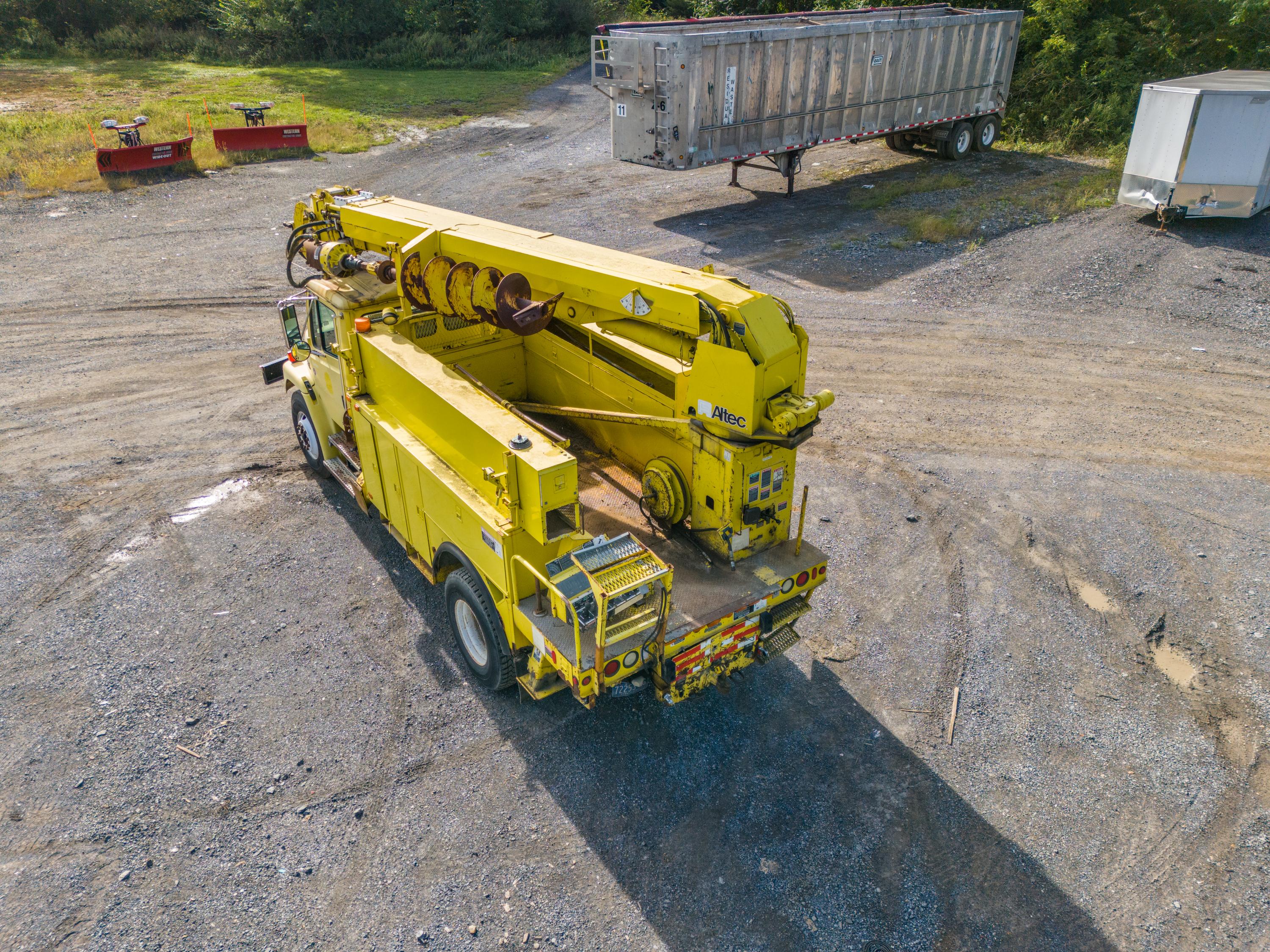 1999 Digger Derrick Truck - image 28