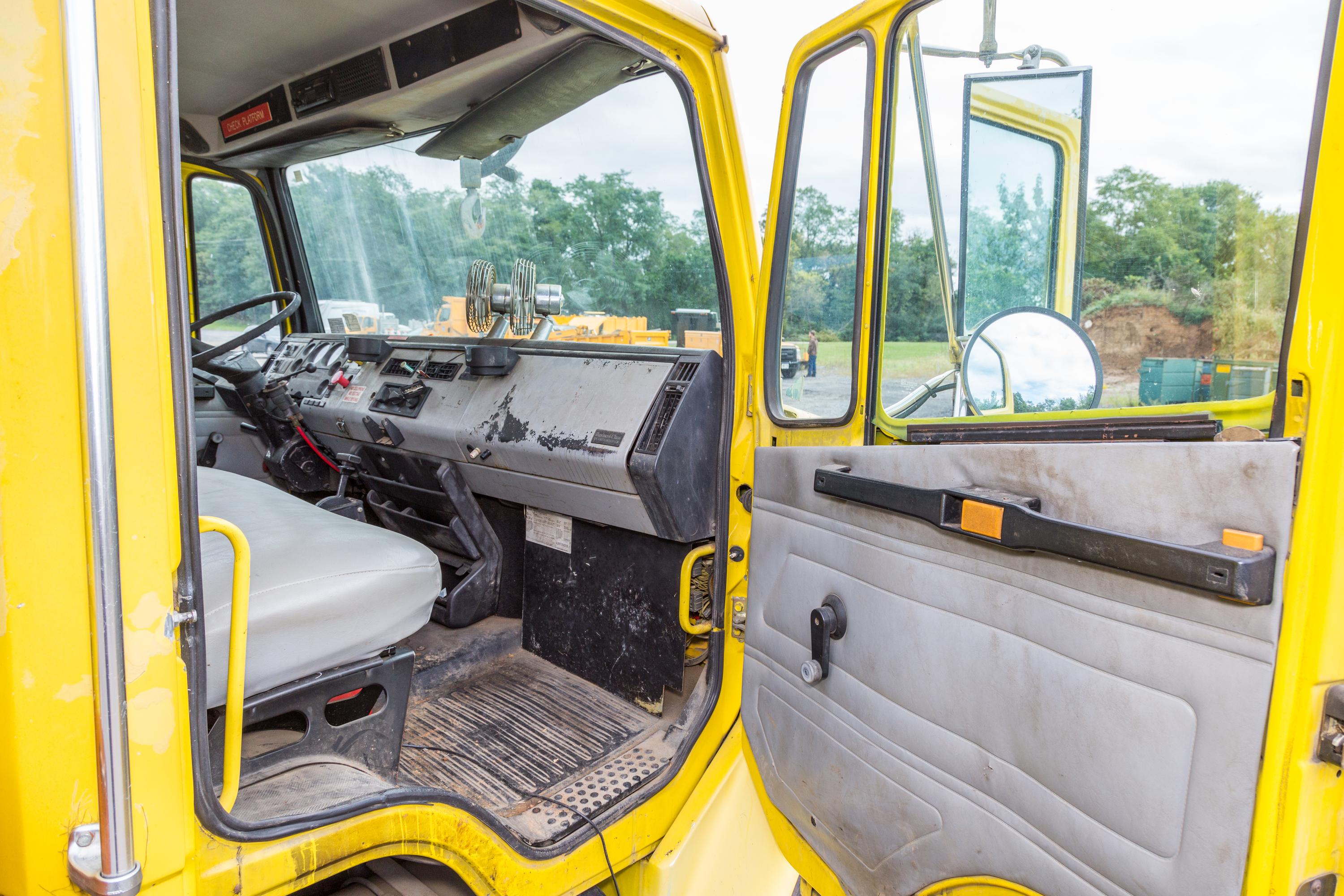 1999 Digger Derrick Truck - image 39