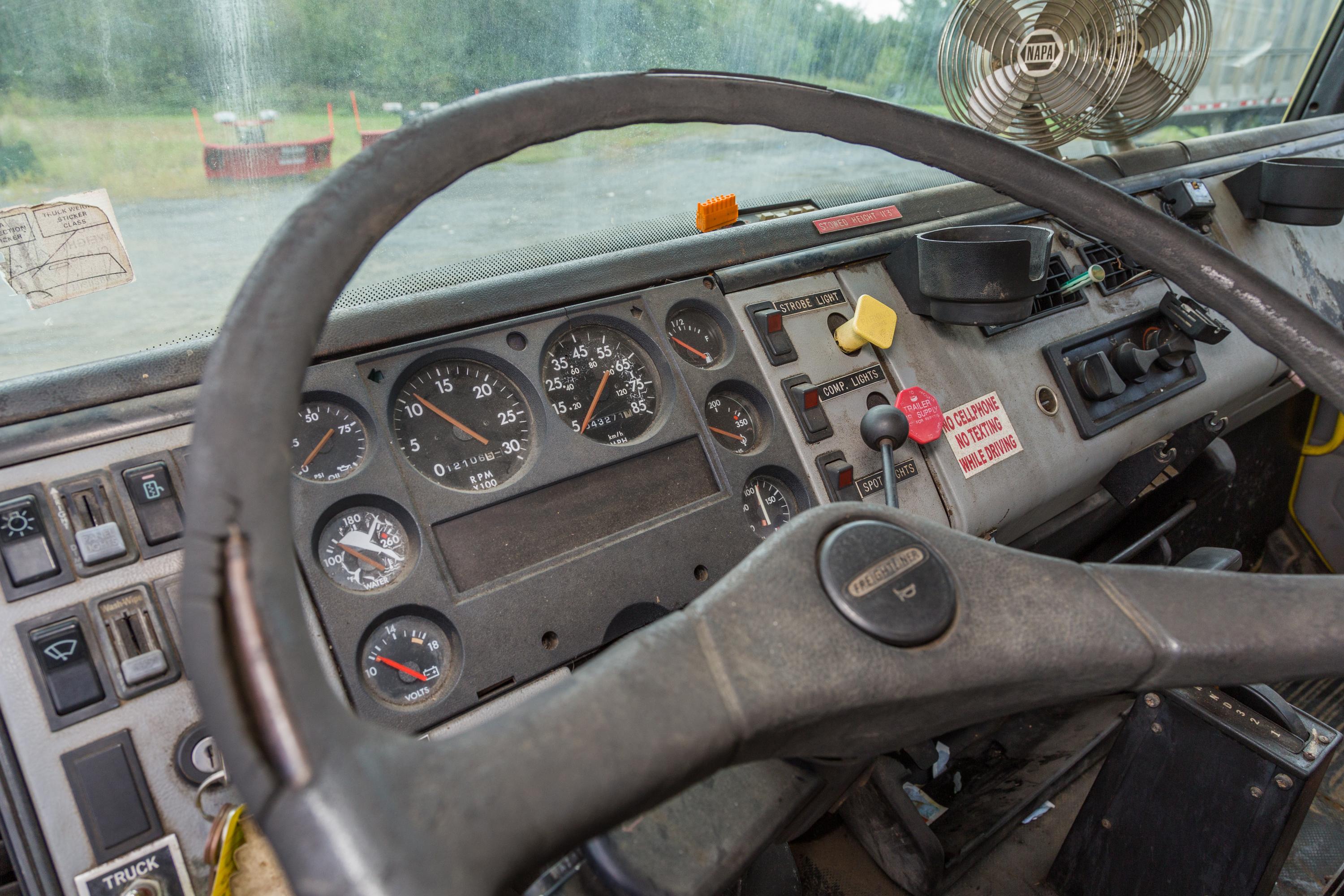 1999 Digger Derrick Truck - image 37