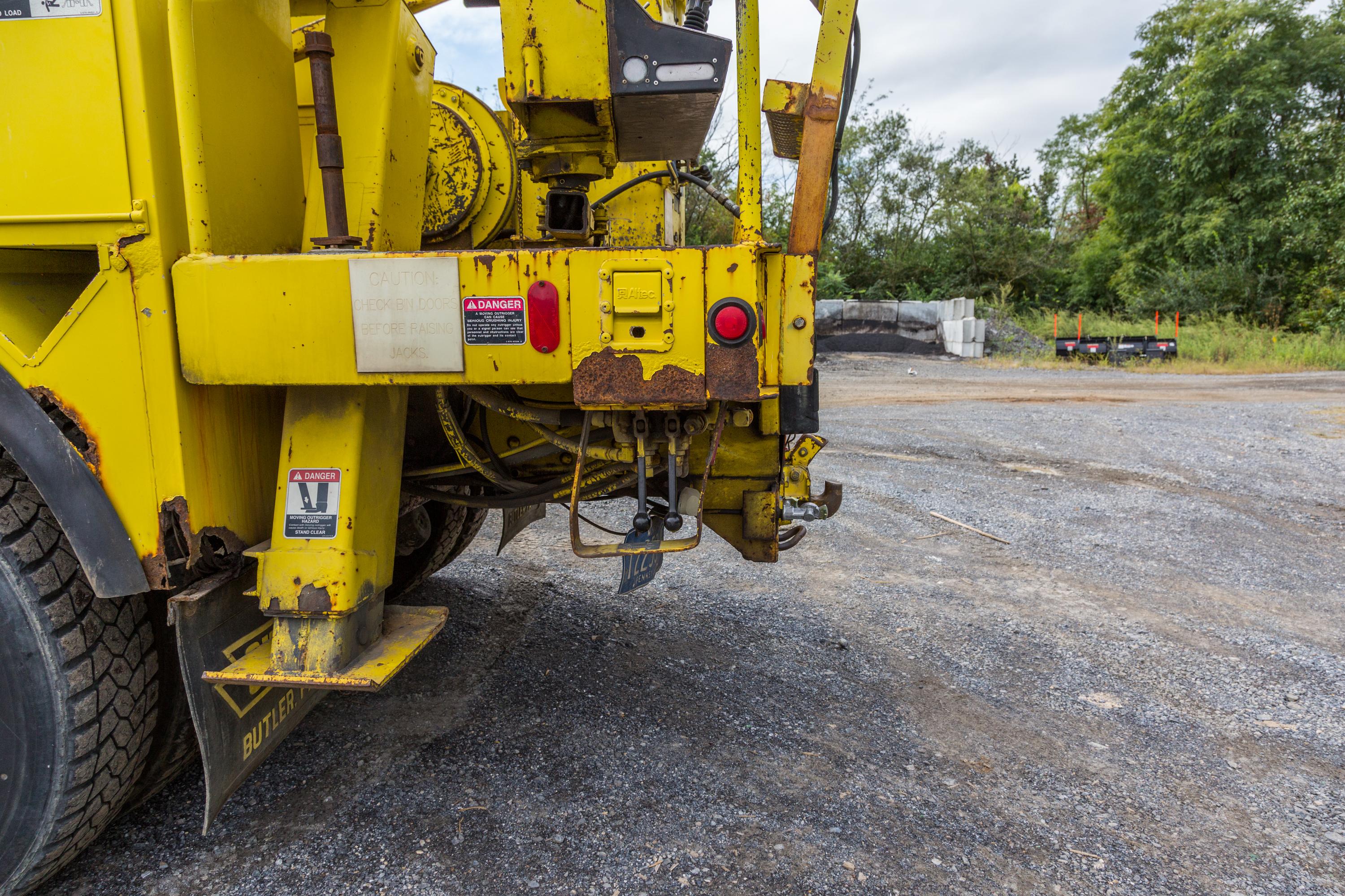 1999 Digger Derrick Truck - image 44