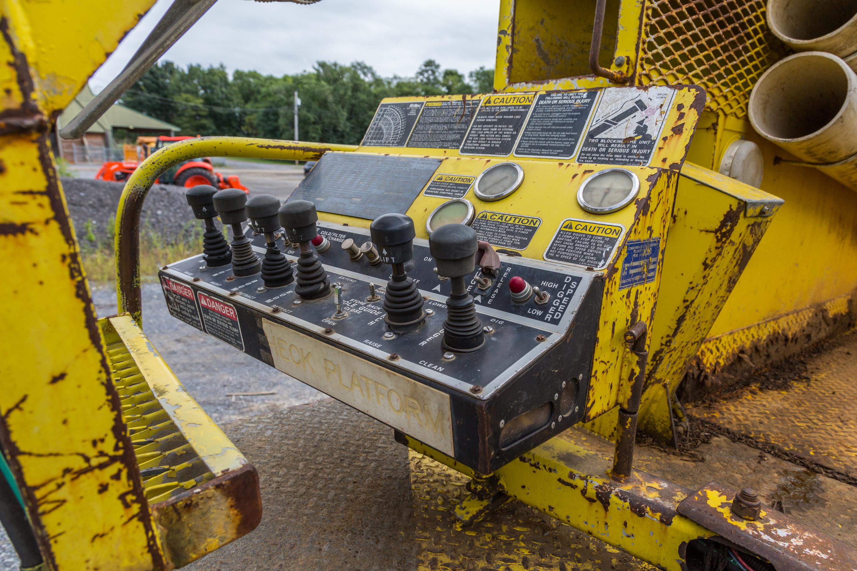 1999 Digger Derrick Truck - image 56