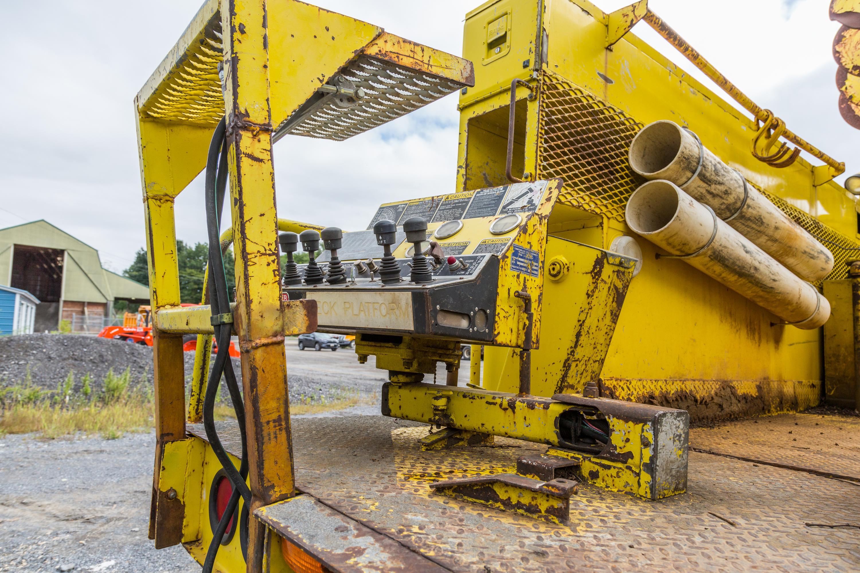 1999 Digger Derrick Truck - image 55