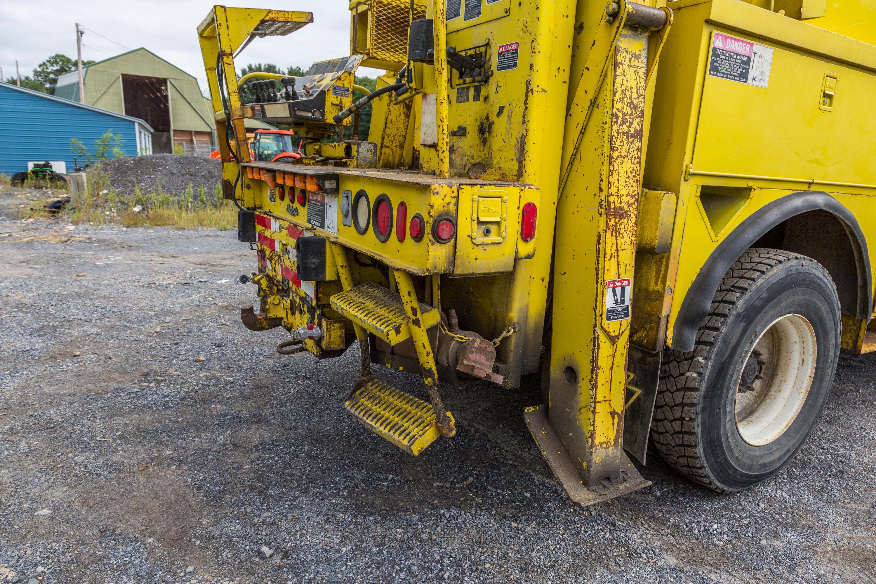 1999 Digger Derrick Truck - image 24