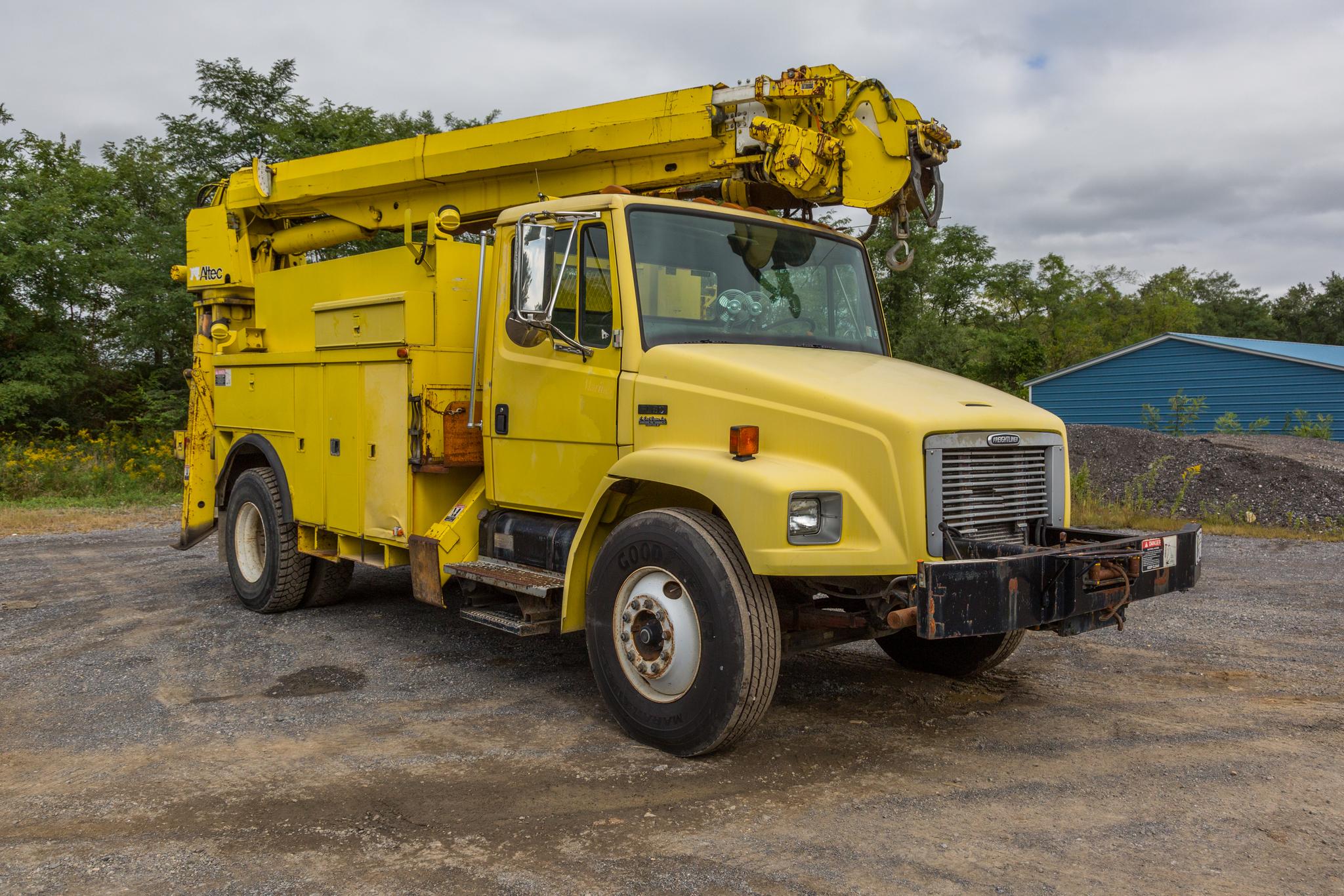 1999 Digger Derrick Truck - image 2