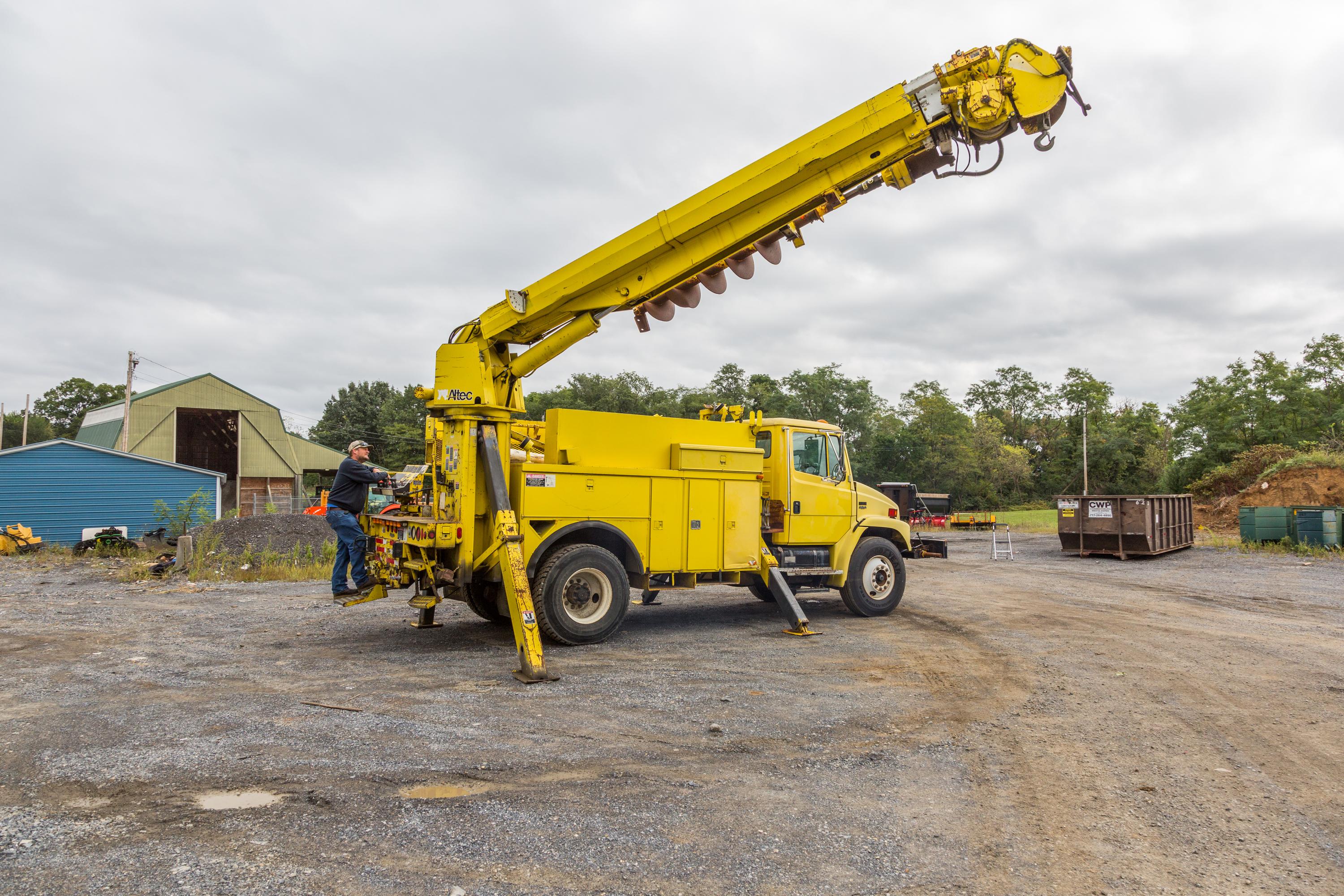 1999 Digger Derrick Truck - image 19