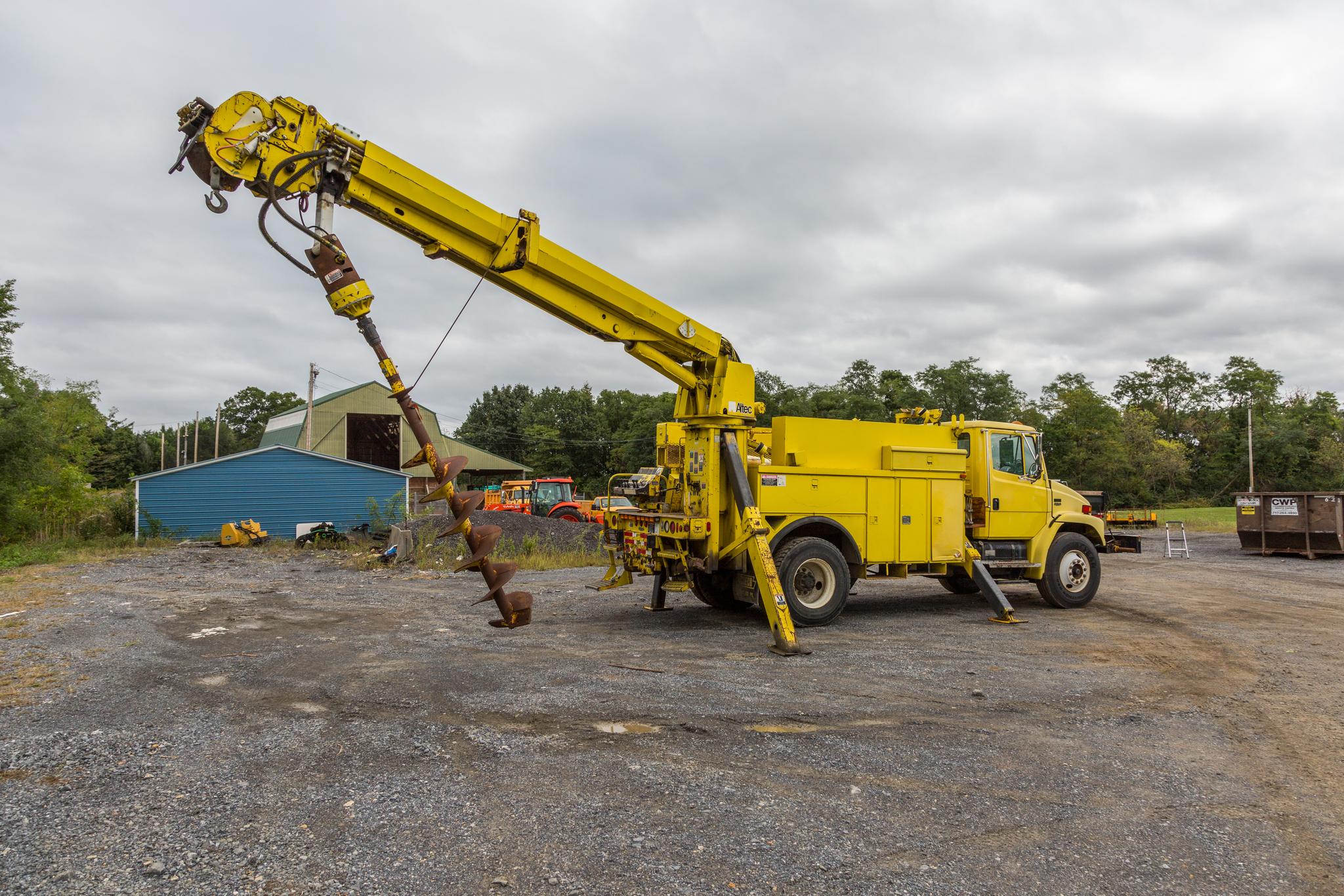 1999 Digger Derrick Truck - image 4