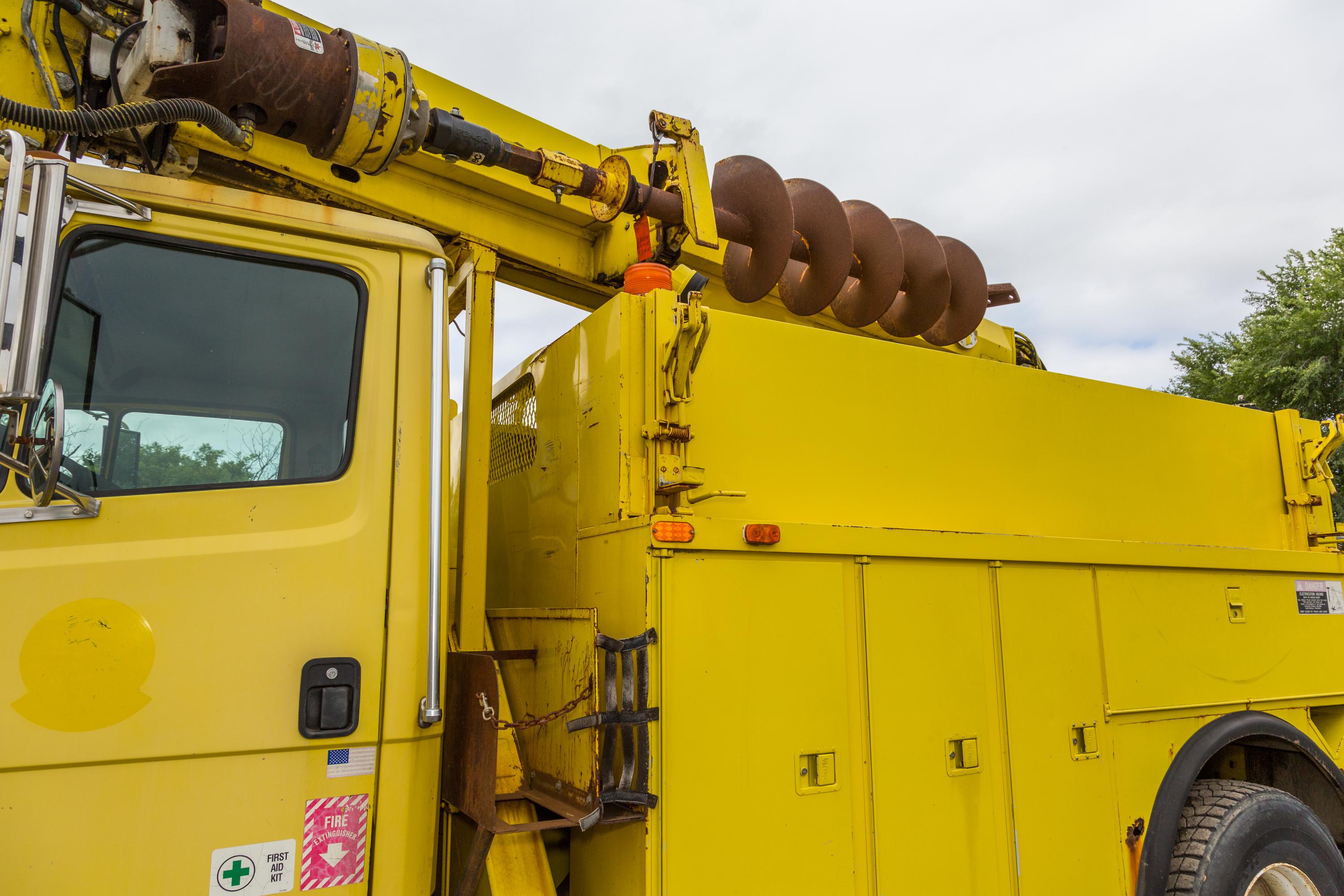 1999 Digger Derrick Truck - image 16