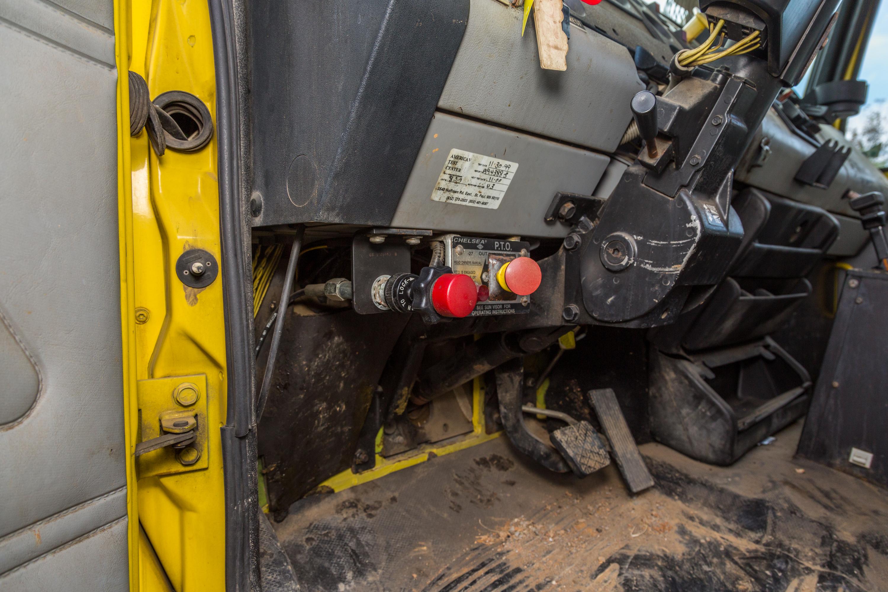 1999 Digger Derrick Truck - image 36