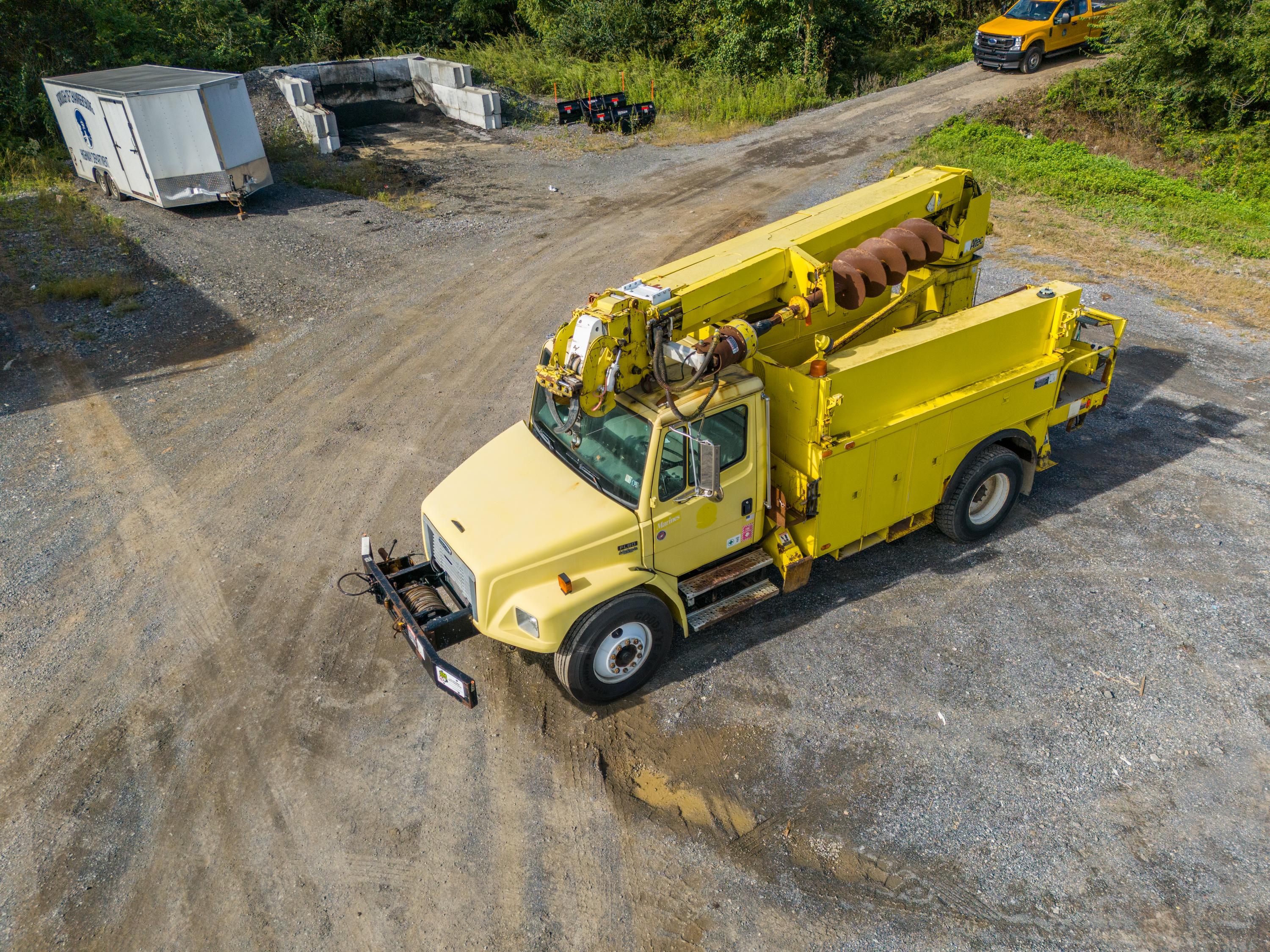 1999 Digger Derrick Truck - image 8