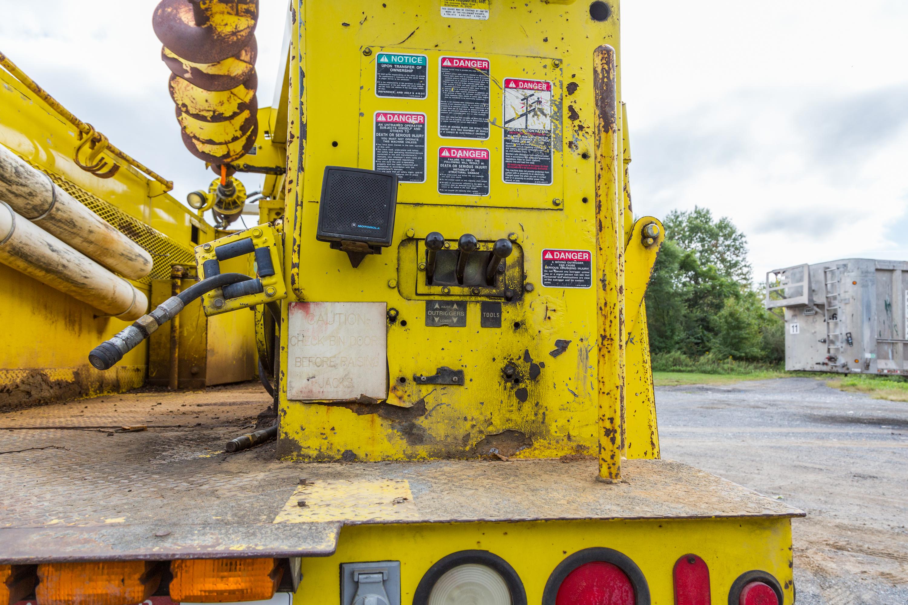 1999 Digger Derrick Truck - image 45