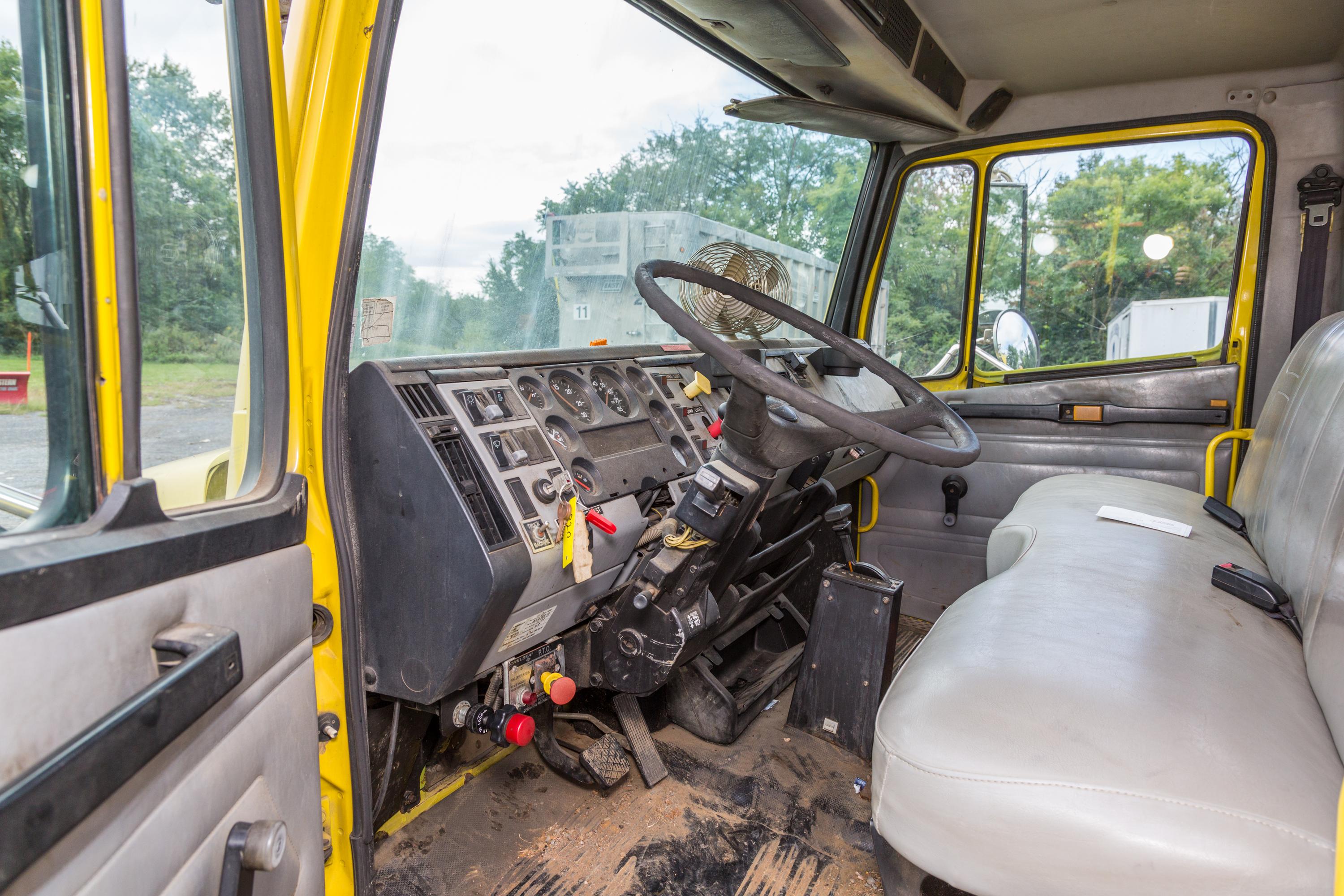 1999 Digger Derrick Truck - image 35