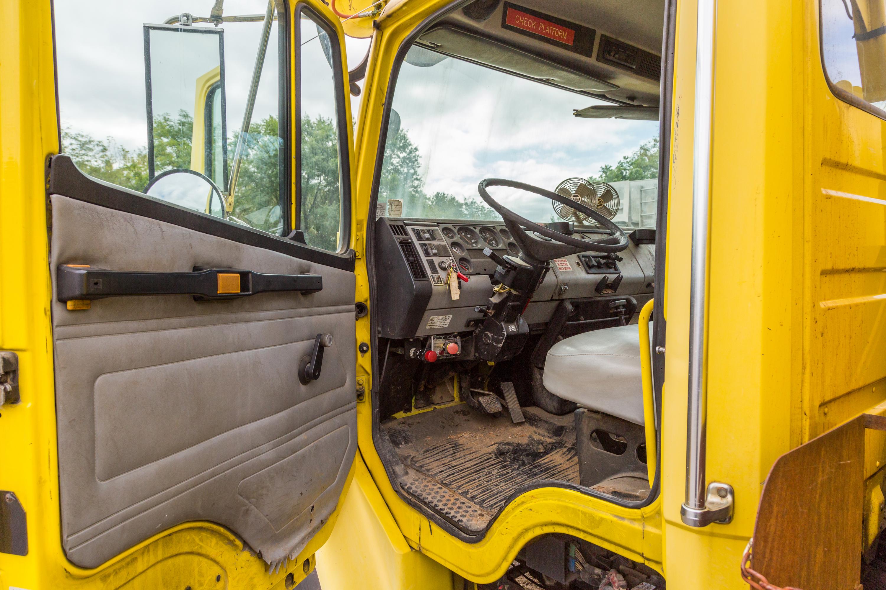1999 Digger Derrick Truck - image 32