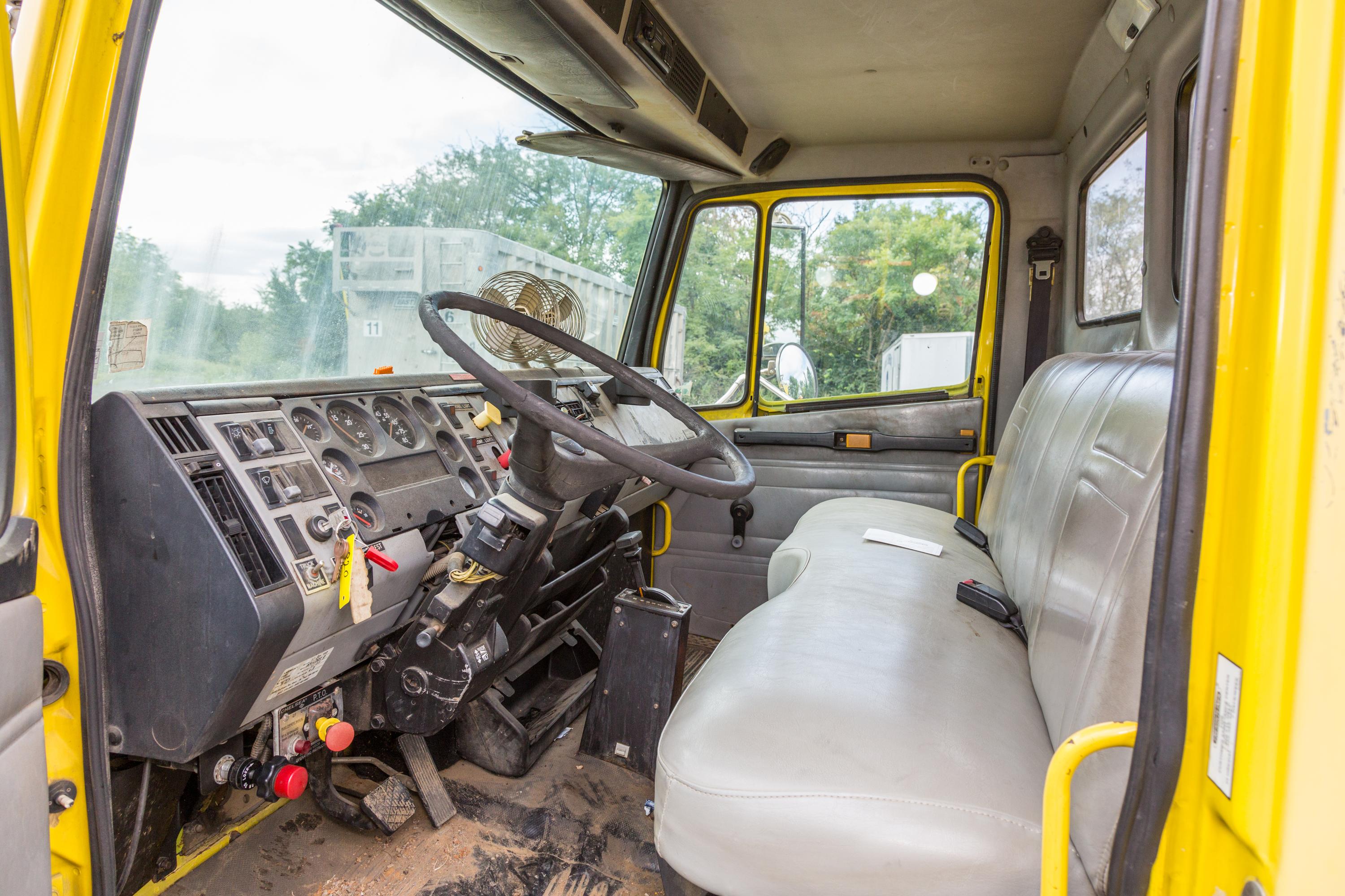 1999 Digger Derrick Truck - image 34