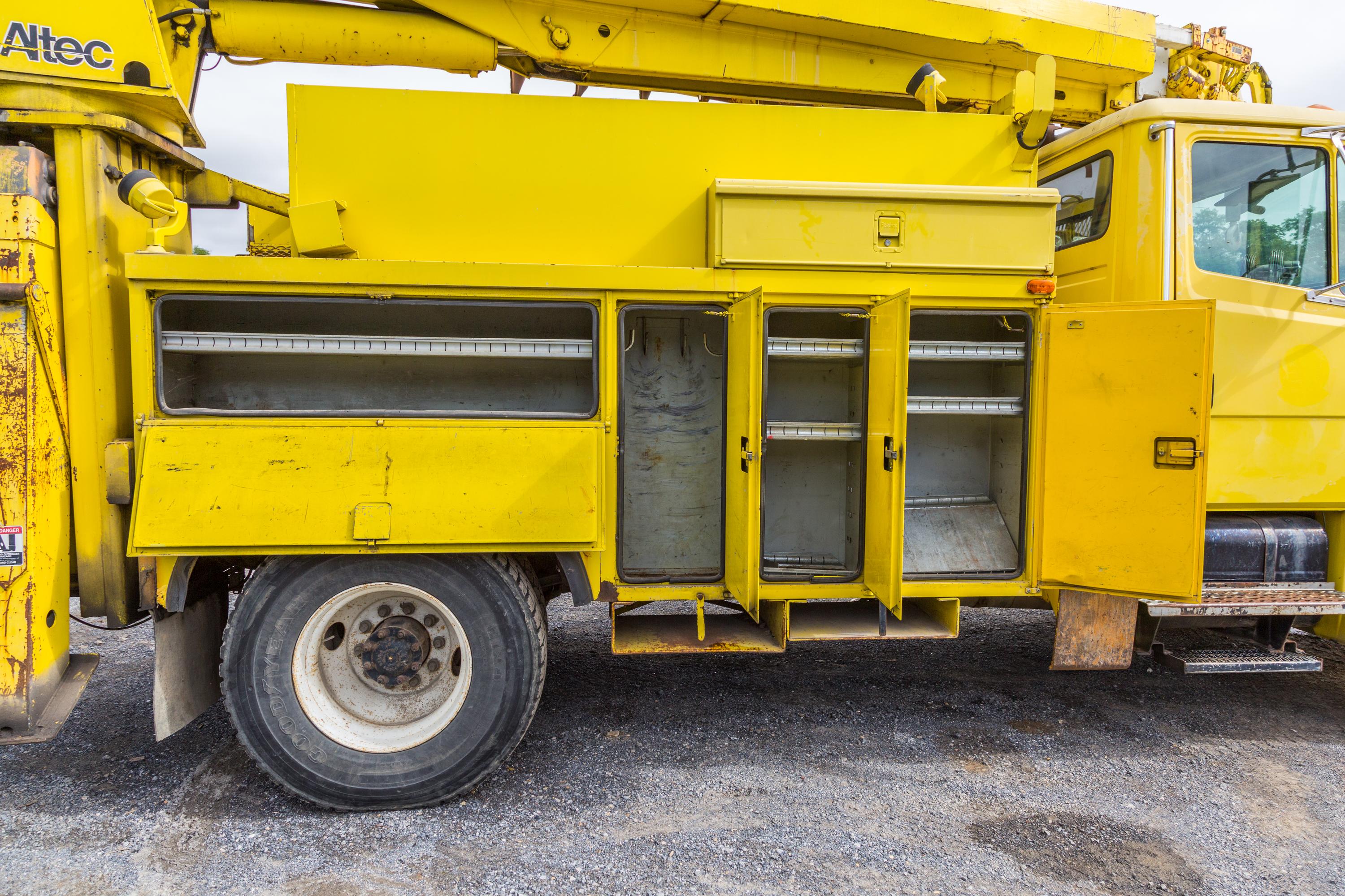 1999 Digger Derrick Truck - image 76