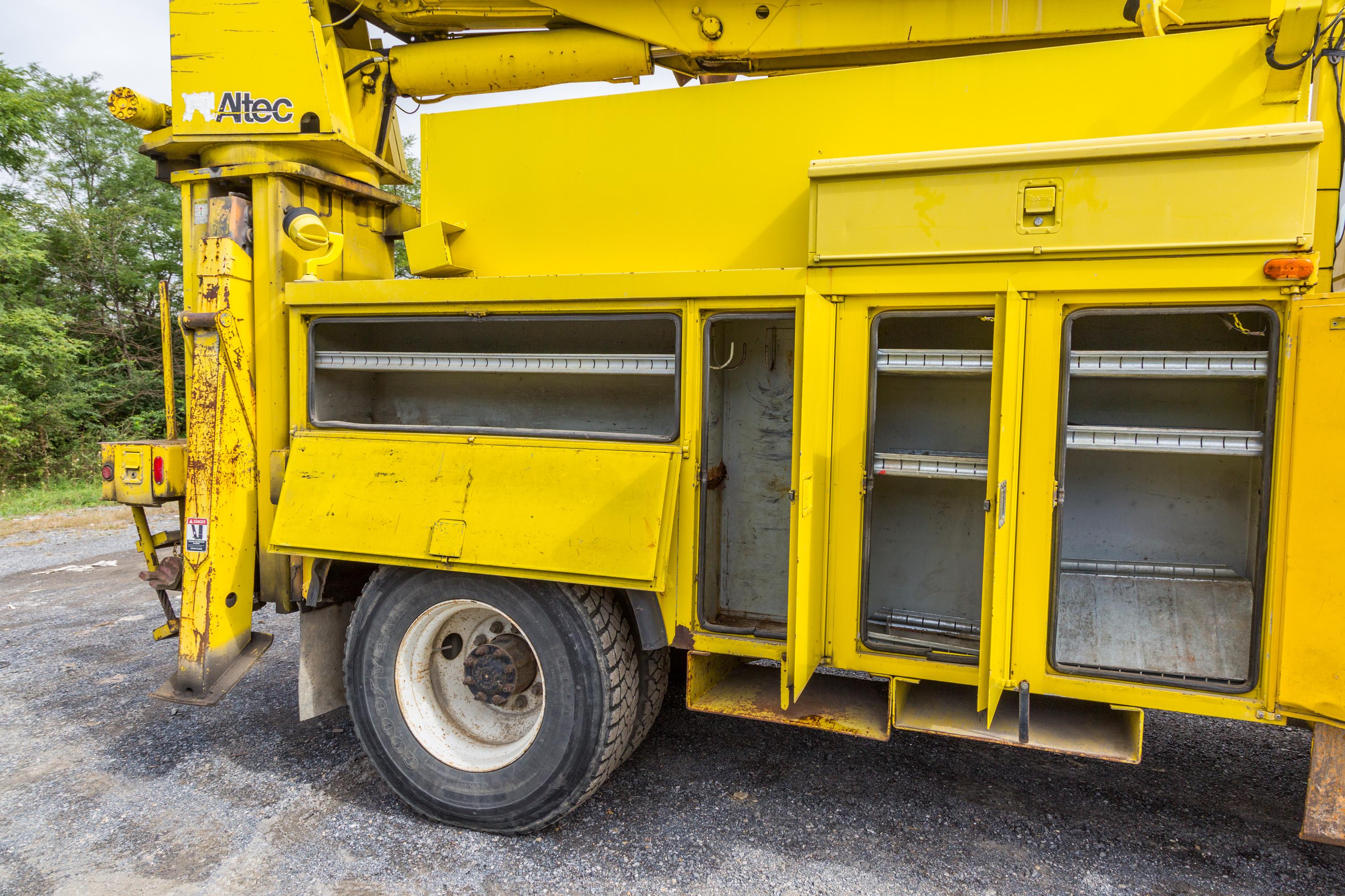 1999 Digger Derrick Truck - image 51
