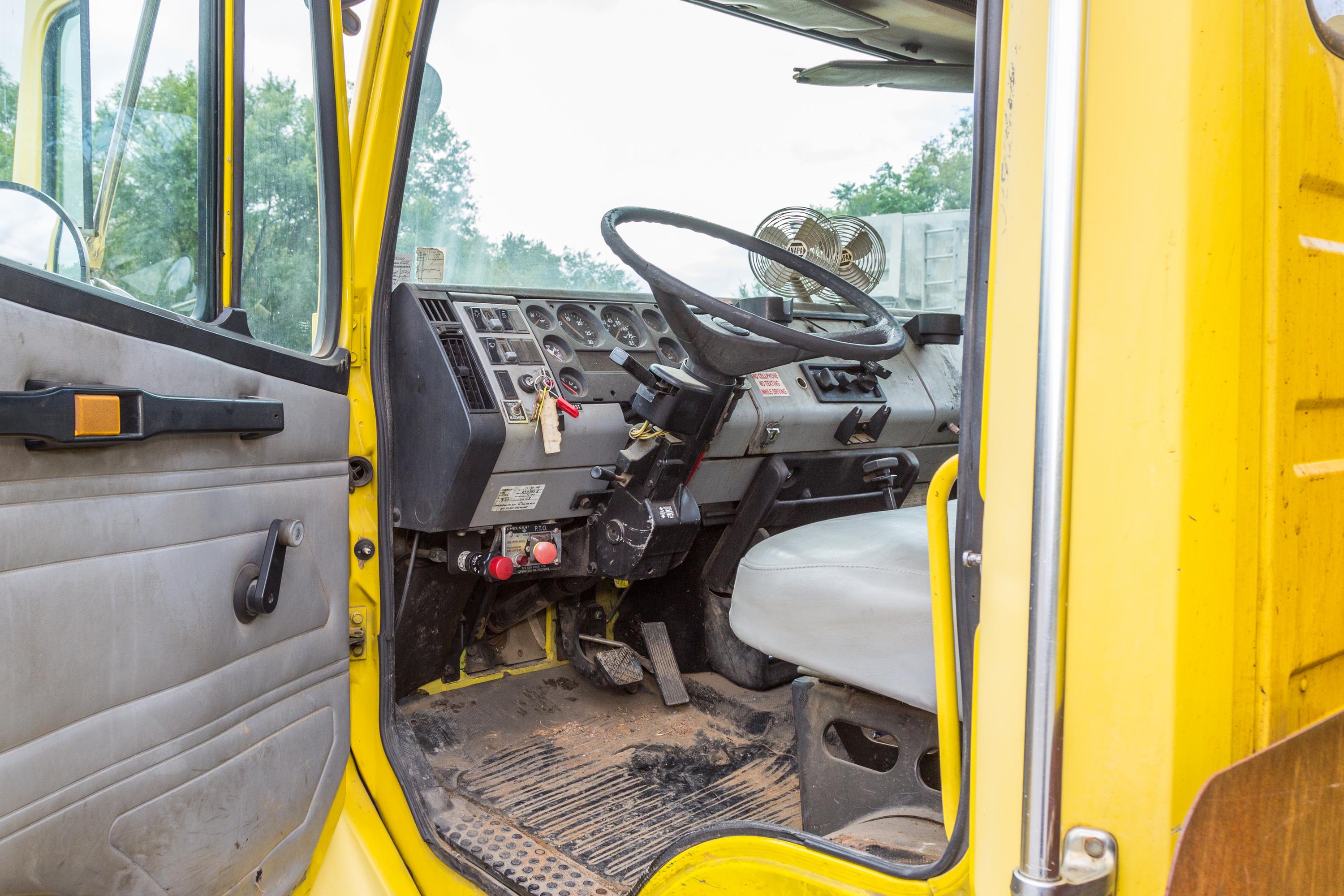 1999 Digger Derrick Truck - image 33