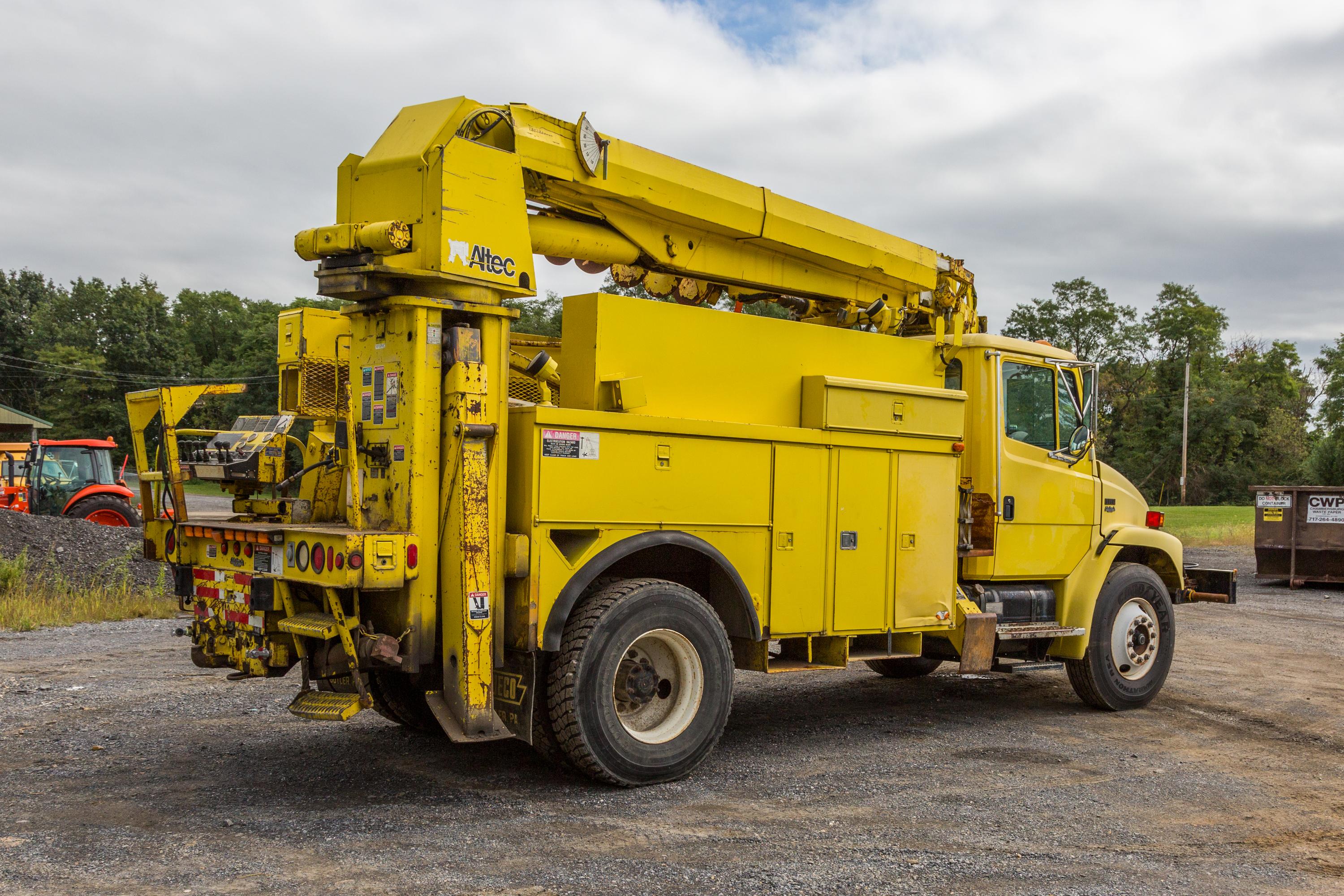 1999 Digger Derrick Truck - image 23