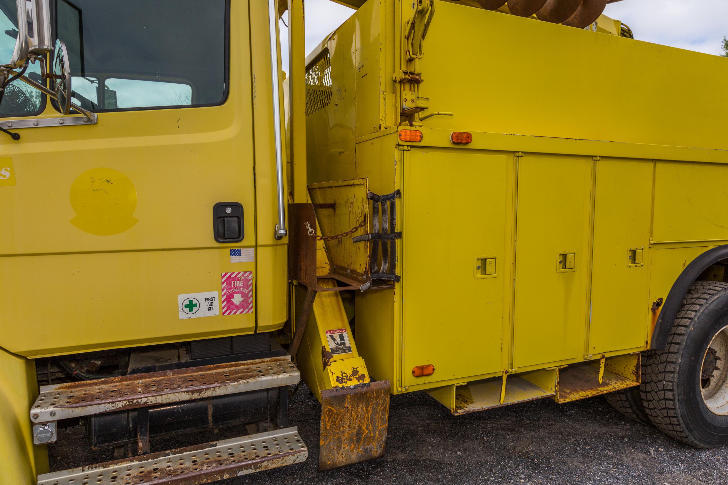 1999 Digger Derrick Truck - image 17