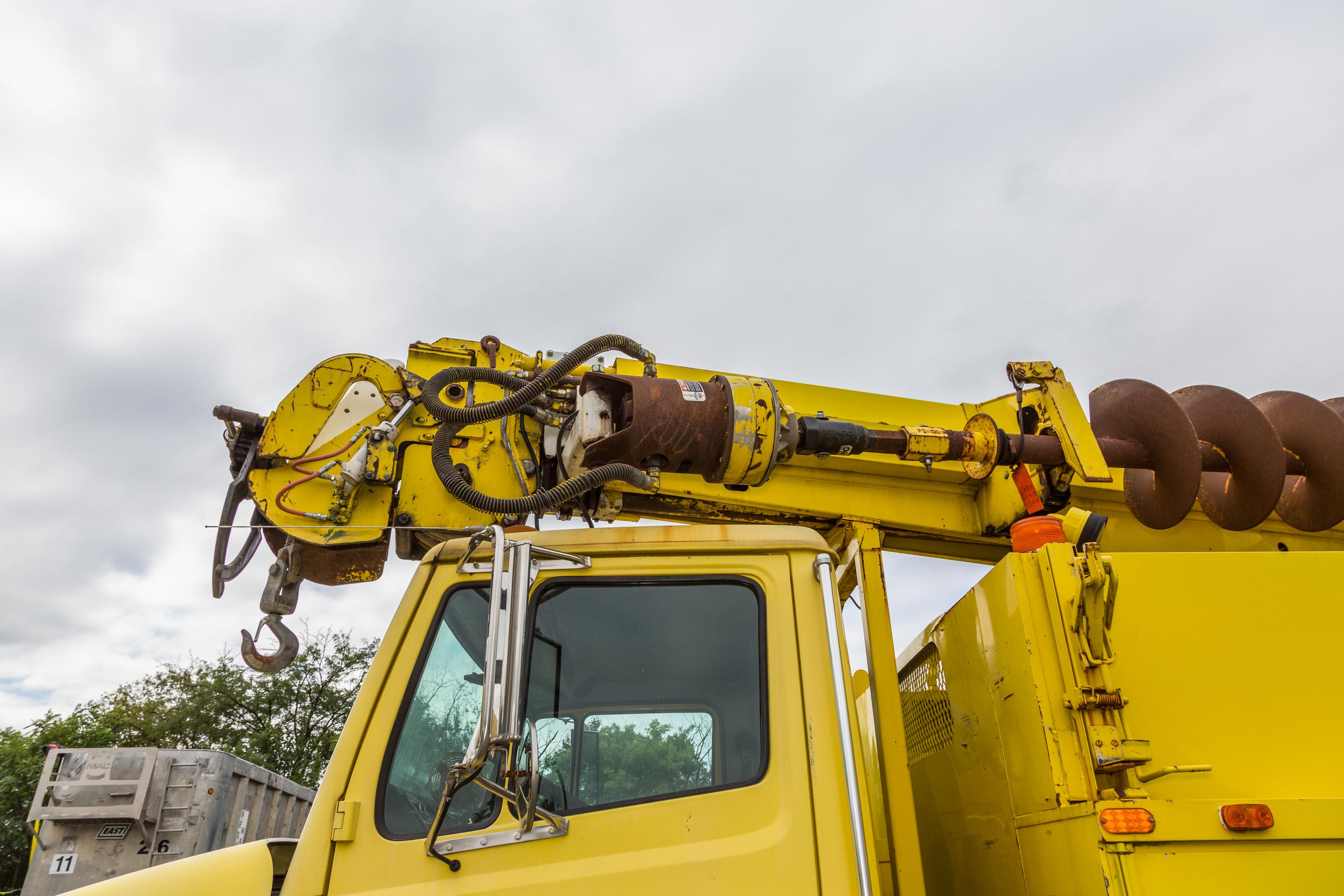 1999 Digger Derrick Truck - image 15
