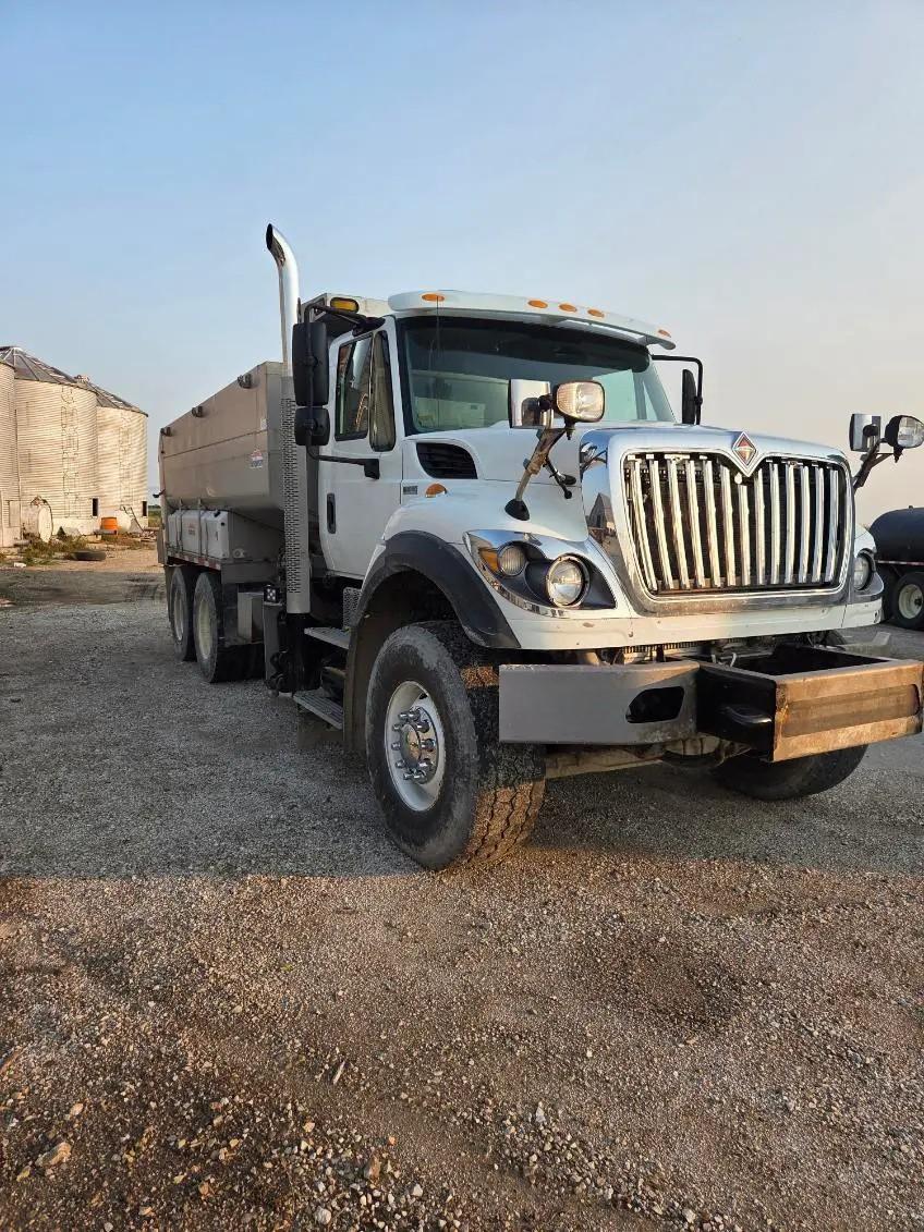 2013 International WorkStar 7500 Dump Truck - image 2