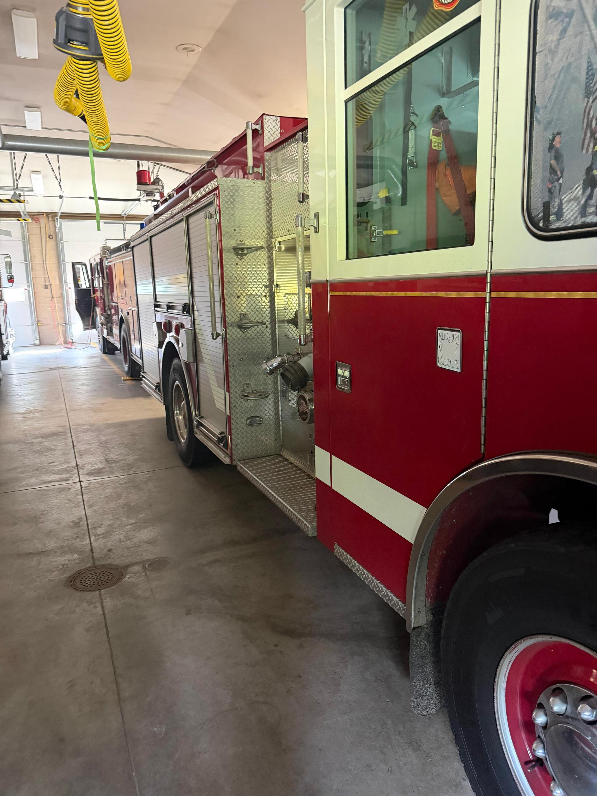 2008 4 Guys Pierce Pumper - image 3