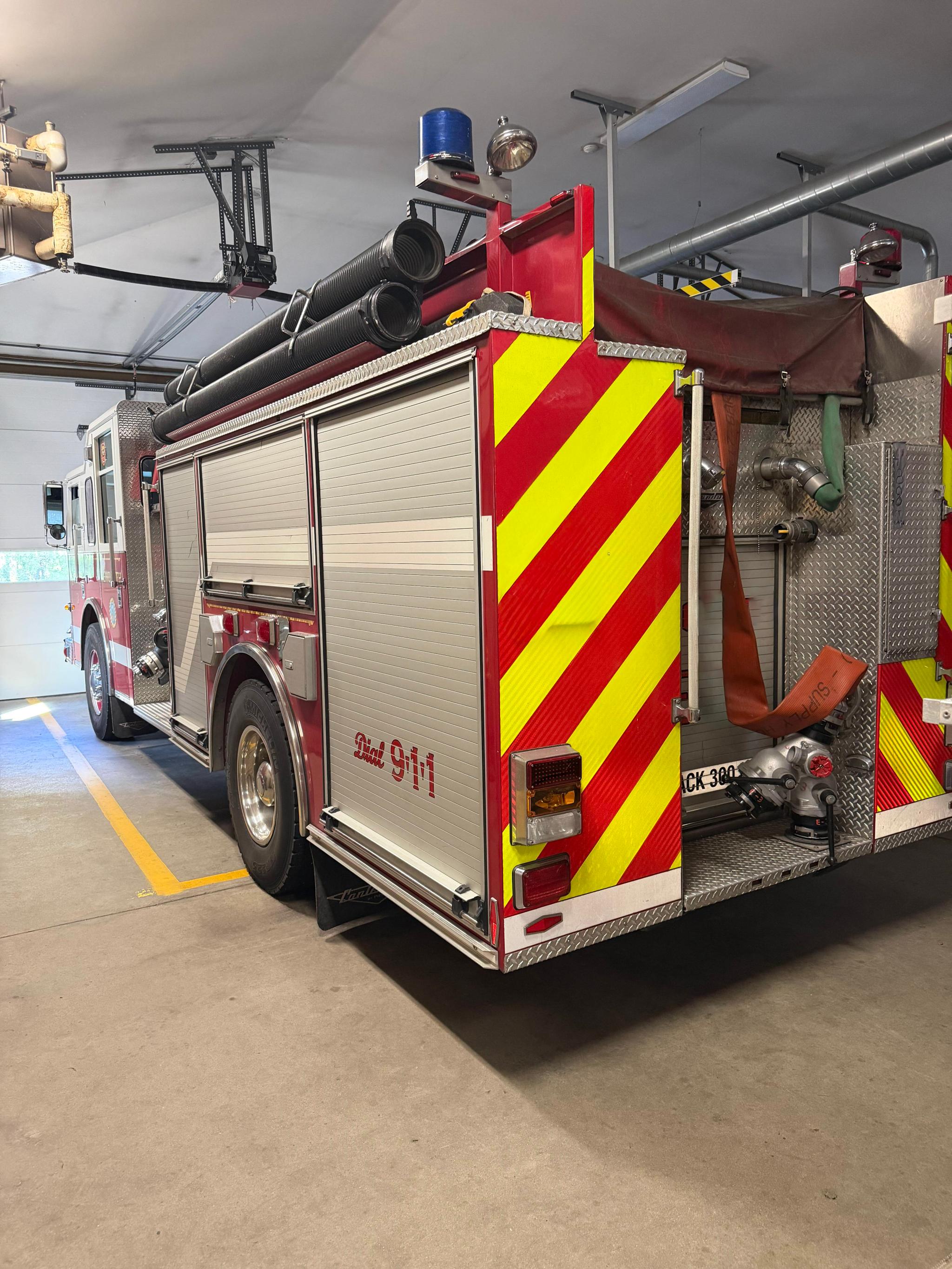 2008 4 Guys Pierce Pumper - image 2