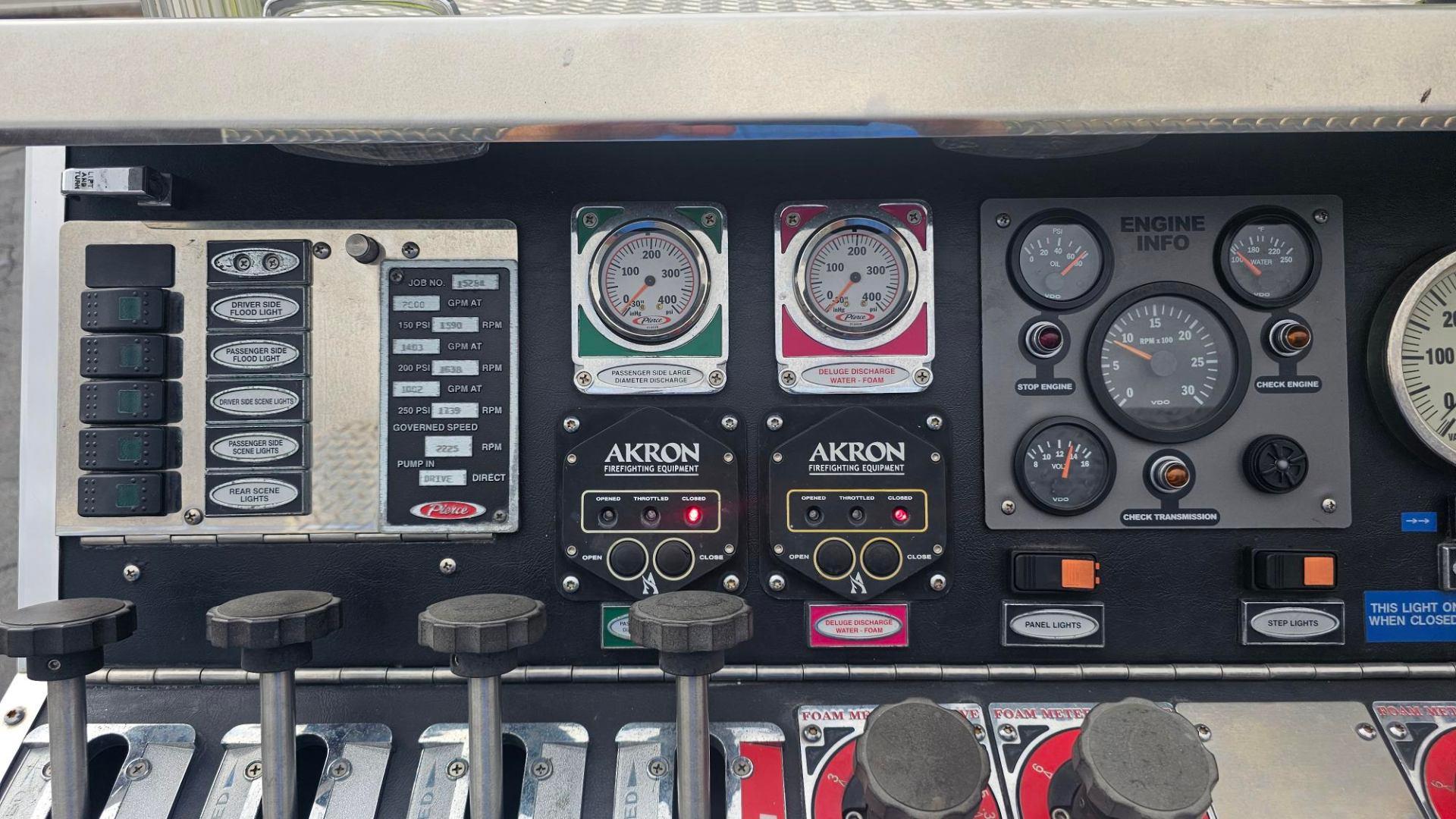 2004 Pierce Quantum Pumper - image 10