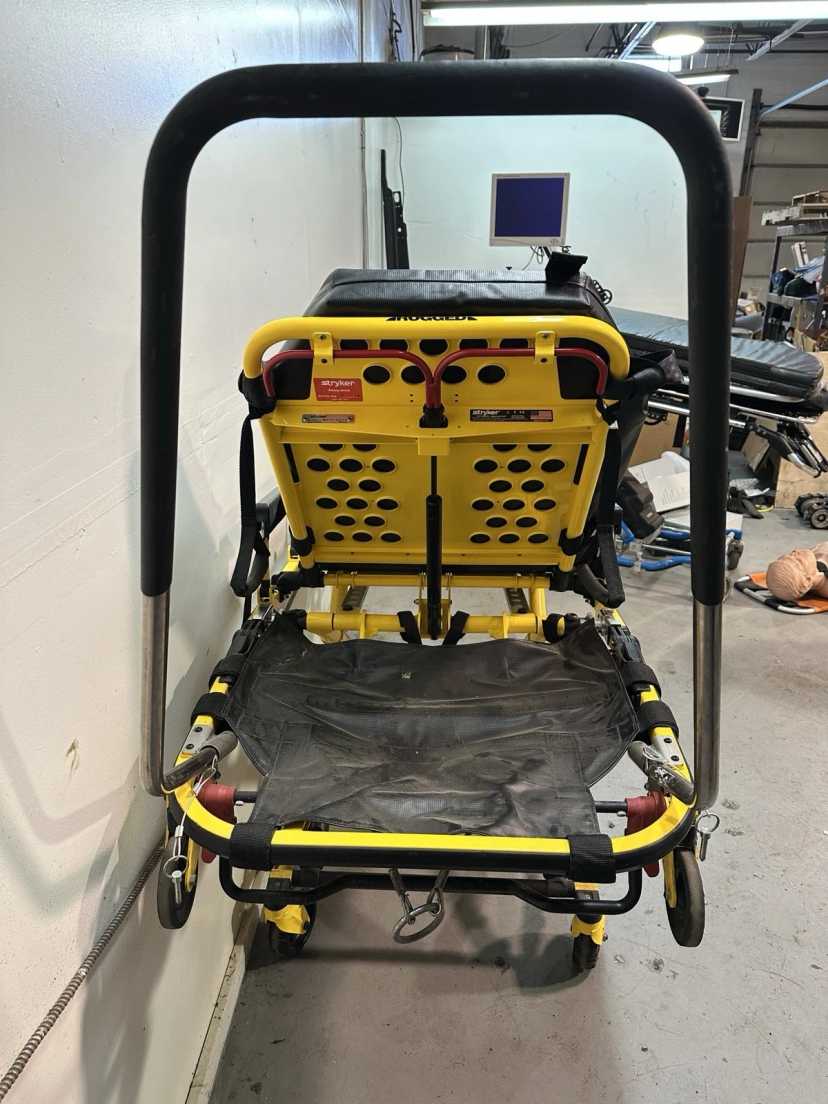 Stryker MX-PRO 6083 Bariatric 1600LB Ambulance Stretcher w/ Push/Pull Handles — photo 6