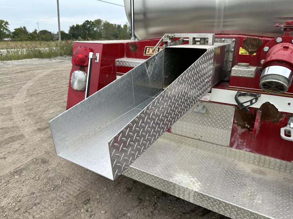 1994 Ford F700 7.0L 2000 Gallon Fire Tanker Tender Truck - Only 8k MILES! - image 7